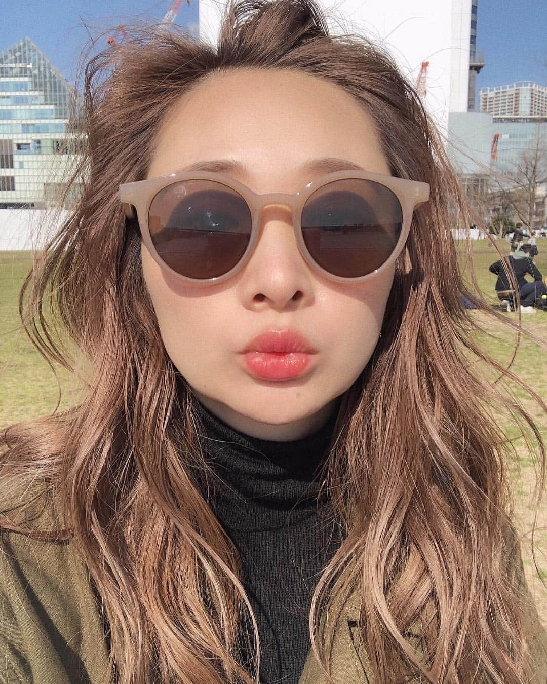 岩渕加恵さんのインスタグラム写真 - (岩渕加恵Instagram)「💋 🕶 💋 🕶 💋 髪色が最高潮にぃ〜💓いえぃぃい〜✌️✌️✌️ ベージュのサングラスとの相性の良さったら🥺👏💓 リピけって〜いw🕺🧡🧡🧡 そんで、そんで、  明日はベージュ🕶が入荷するよ〜ん🥳👌 #ヘアカラー #ベージュカラー #ハイトーンカラー #サングラス #KLEAR ♡」3月12日 21時55分 - kae0113