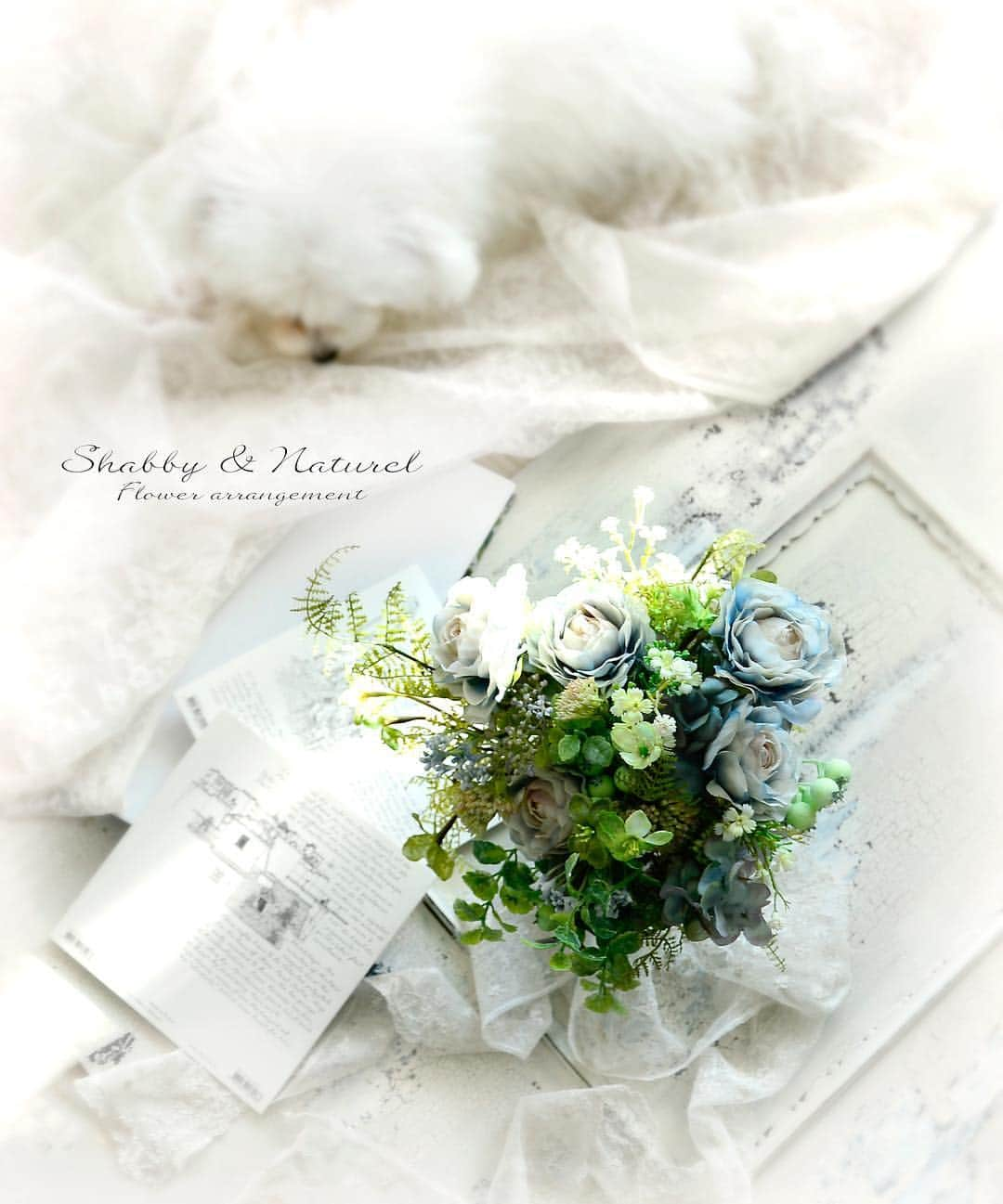 Shabby & Naturelさんのインスタグラム写真 - (Shabby & NaturelInstagram)「3月も半ば。 受験シーズンも最終盤戦ですね。 ・ 皆さんが実力発揮されて、良い知らせが届きますように！＼(^-^)／ ・ 先日、今年娘ちゃんの中学受験で、たっぷり頑張って見事に乗り切った、品川認定校の、  @mcolors_mayu  まゆ先生が、ブラッシュアップにいらしてくれました。(*^_^*) ・ 受験の準備中はかなりハードな時間を過ごされたと思うのですが、もともと綺麗なお顔が、更にスッキリと清々しいオーラに包まれて、とっても素敵でした。(*^_^*) ・ そして作られたのは、写真の投げ入れ風アレンジ。 ・ @mcolors_mayu  先生らしい、シャビーな色合いの、フレンチシックで、それでいて爽やか風を感じる作品になりました！(*^_^*) ・ 受験といえば、シャビナチュもいよいよです。 受験予定のみなさま、どうぞ身体に気をつけて、頑張って下さいね！ ・ ps:  @mcolors_mayu  先生の、娘ちゃんの後ろ姿が写ったポストのくだり、受験生をお持ちの方なら、じんとくると思います。 お持ちでもお持ちでなくても(笑)  ぜひ！ ・ ・ #flowerarrangement#shabbychic#シャビーシック #アレンジメント #フラワーアレンジメント#フラワー #アーティフィシャルフラワー#ナチュラル #シャビーアンドナチュラル#シャビナチュ#フラワーデザイン#リース @mm_branding_design」3月12日 22時18分 - shabby_naturel