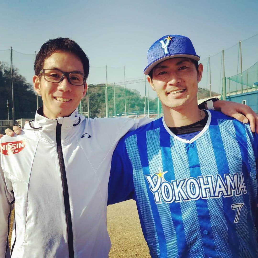 石川雄洋のインスタグラム：「今回、Number Doの取材で日清食品グループの佐藤悠基選手と対談をさせて頂きました。  実は悠基とは幼稚園から中学校までずっと一緒の幼馴染みです🙋‍♂️ この対談は、いつかしたいと思ってやっと叶いました✨  とても良い刺激になったし、まだまだ頑張ろうと思わせてくれる最高の幼馴染みに感謝しています！  この機会を作って頂いた関係者の皆様にも感謝です。  あと少しで2019のシーズン始まりますが悠基に負けないように頑張ります！  ちなみに、Number Doは3月22日発売なので是非読んで下さい！ * #佐藤悠基 #日清食品グループ #石川雄洋 #横浜DeNAベイスターズ #静岡県駿東郡清水町 #Number Do」
