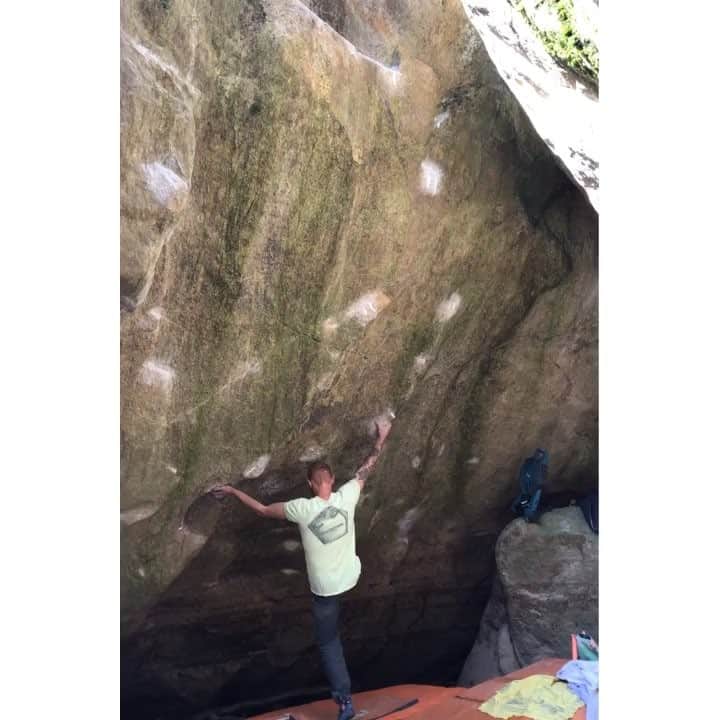 ガブリエル・モローニのインスタグラム：「TWIGA, Val d’Aosta(NW Italy) I remember checking out this cave a few years ago with @niky_ceria right after he found it. Sat in a river bed, and suffering floods, Niky named the spot the “muddy cave” because of the nature of the floor... This winter has been a very dry one making the cave a bit more confortable to stay into. At the end of January Niky finished the last project, the main mega line, calling it Twiga. I went back to the cave a few weeks ago and I immediately got hooked by the quality of the problems. On my first two days I focused my attention on the two “easier” ones, Fake Class 8a and Undercut 8b but already had a couple of sessions on the harder one as well. Twiga finally took me three more days of effort before sending it last Saturday, on a perfect dry and breezy day! I feel that, on this style, short and burly, it’s one of the hardest problems I’ve ever climbed... super powerful, tensiony and intricate! About the grade, Niky has not given one like he used to do lately, but for me it felt a notch harder than almost every 8b+ I managed to climb in the last year... @e9clothing_official @petzl_official @dinamicheverticalisrl @scarpaspa @frictionlabs @bigapesport @urbanwallmilano #e9team #petzlteam #dinamicheverticalisrl #scarpaspa #frictionlabs #bigapesport #urbanwall」