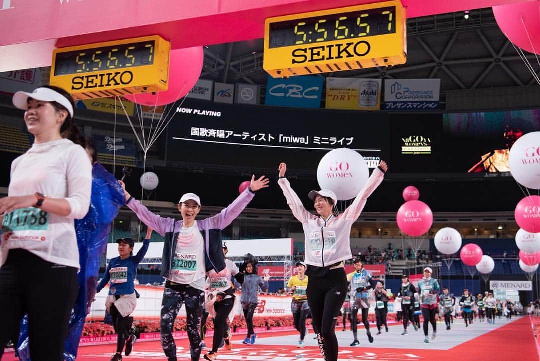 矢原里夏さんのインスタグラム写真 - (矢原里夏Instagram)「#名古屋ウィメンズマラソン 感動のゴールシーンの写真もらいました。（Ericありがとー！） 30kmで怜ちゃんピックして、『制限時間（7時間）余裕だから大丈夫だからね。6時間15〜30分くらいかな』 って励ましてたら「5時間台がいい」って言われて、（えっうそ、えっじゃあ、えっと待ってね、そしたらキロ何分で…いや、でも途中屈伸とかするから…）『あっじゃあこんくらいのキープしよっか』ってペース作り直して、5時間55分でゴール（笑） 本当によく頑張ったねー！よくあそこからペース上げれたねー！！笑👏💯 . . いやぁ去年、制限時間10分前にゴールした @ishidakazuho も思い出すね！笑 . こうやって名古屋ウィメンズマラソンの思い出つのっていくといいな。嬉しいな。感動だな。 . . #フルマラソン #ランニング #走るひと #nbnagoya」3月12日 22時50分 - rika_yahara
