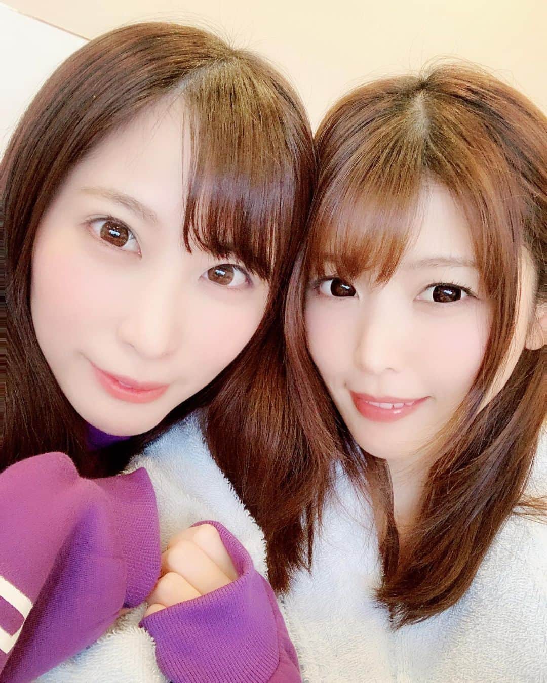 新村あかりのインスタグラム：「今日はえむっ娘ラボさんで撮影でした❤︎ 葉月桃ちゃんと共演でした！！ 可愛いよう(//∇//) 発売お楽しみに✨」