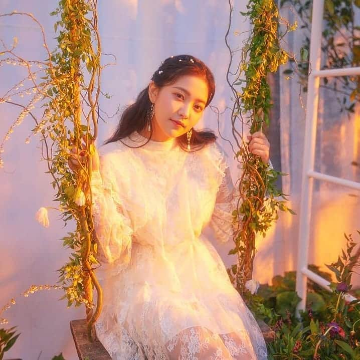 イェリさんのインスタグラム写真 - (イェリInstagram)「Yeri – @smtownstation '스물에게' (Dear Diary) Official teaser💟 2019.03.14, 6pm KST💜 #REDVELVET #YERI #레드벨벳 #예리」3月12日 23時25分 - redvelvet_yeri