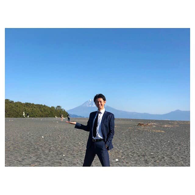 中澤聡太さんのインスタグラム写真 - (中澤聡太Instagram)「🗻 富士のてっぺんは取らずに外国人観光客を手玉に取る。 でもって、ネクタイ短め。  #まずい #知らず知らずのうちに #ウイークポイントが出ちゃってた #胴が長いため #ネクタイ短め #富士山 #快晴 #胴長問題発生  明日も頑張りましょう！」3月12日 23時38分 - sota_nakazawa