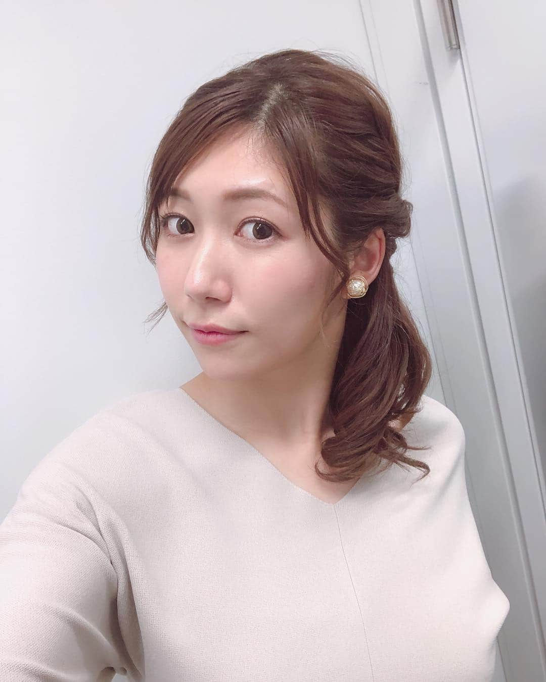 穂川果音さんのインスタグラム写真 - (穂川果音Instagram)「今日のヘアスタイルは、サイドアップ^_^ 大人っぽいコーディネートなので、大人っぽいサイドアップへアです♡  #アベプラ #abematv  #weather #weatherforecast #気象予報士 #穂川果音 #instastyle #instahair  #ヘアアレンジ #巻き髪 #hair #hairstyle #hairarrange #ほかのん #hairstyles #サイドアップ #hairstyling #おしゃれ #大人めアレンジ #春コーデ #サイド寄せヘア #ダウンスタイル #イヤリング」3月12日 23時41分 - hokawakanonn