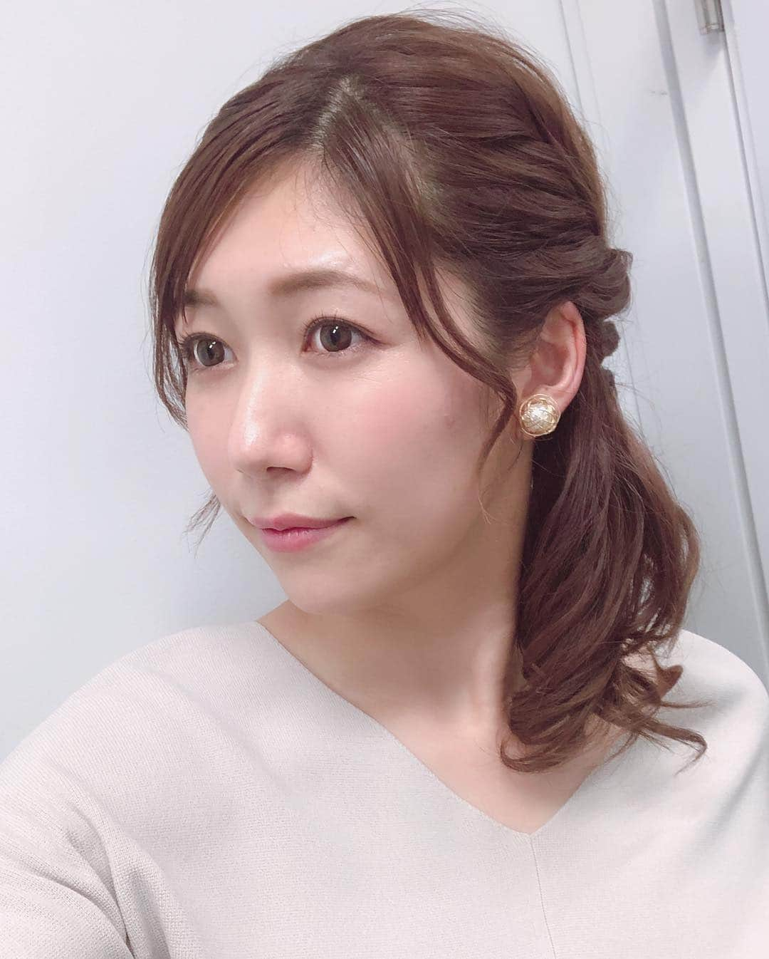 穂川果音さんのインスタグラム写真 - (穂川果音Instagram)「今日のヘアスタイルは、サイドアップ^_^ 大人っぽいコーディネートなので、大人っぽいサイドアップへアです♡  #アベプラ #abematv  #weather #weatherforecast #気象予報士 #穂川果音 #instastyle #instahair  #ヘアアレンジ #巻き髪 #hair #hairstyle #hairarrange #ほかのん #hairstyles #サイドアップ #hairstyling #おしゃれ #大人めアレンジ #春コーデ #サイド寄せヘア #ダウンスタイル #イヤリング」3月12日 23時41分 - hokawakanonn