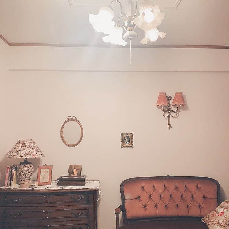 酒元麻衣（まいへー）のインスタグラム：「お花の照明🌼 実家もお花の照明だから同じで落ち着く😊 . . ぽんと暮らすお家は茶色の家具で統一したかったんだ❤︎ こんなに私好みのお部屋にしても なんじゃこれは😂とか言って笑って受け入れてくれるぽんに感謝しなきゃ😳笑」