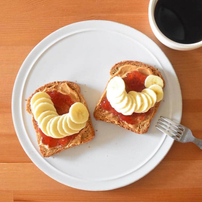 山崎佳のインスタグラム：「Today’s breakfast. 大好き定番のピーナツバター&バナナ、本当はブルーベリージャムがよかったけれど無かったから苺ジャム。 昨夜はなんか寝付けないまま気がついたら夜2時過ぎ。6時には起きるから「寝なきゃ寝なきゃ…」とウトウトし始めたところで、下の子が半分起きた感じでグズグズしだし。結局昨夜は何時に寝たんだろうな〜、私。今朝は超眠かったので、楽ちん&こってり甘いこんな朝ごはんが良い。 でも子どもの寝かしつけで私も寝落ち→そのまま朝まで、もあるから、8時間くらいがっつり寝る日もけっこうあります👍睡眠大事。」
