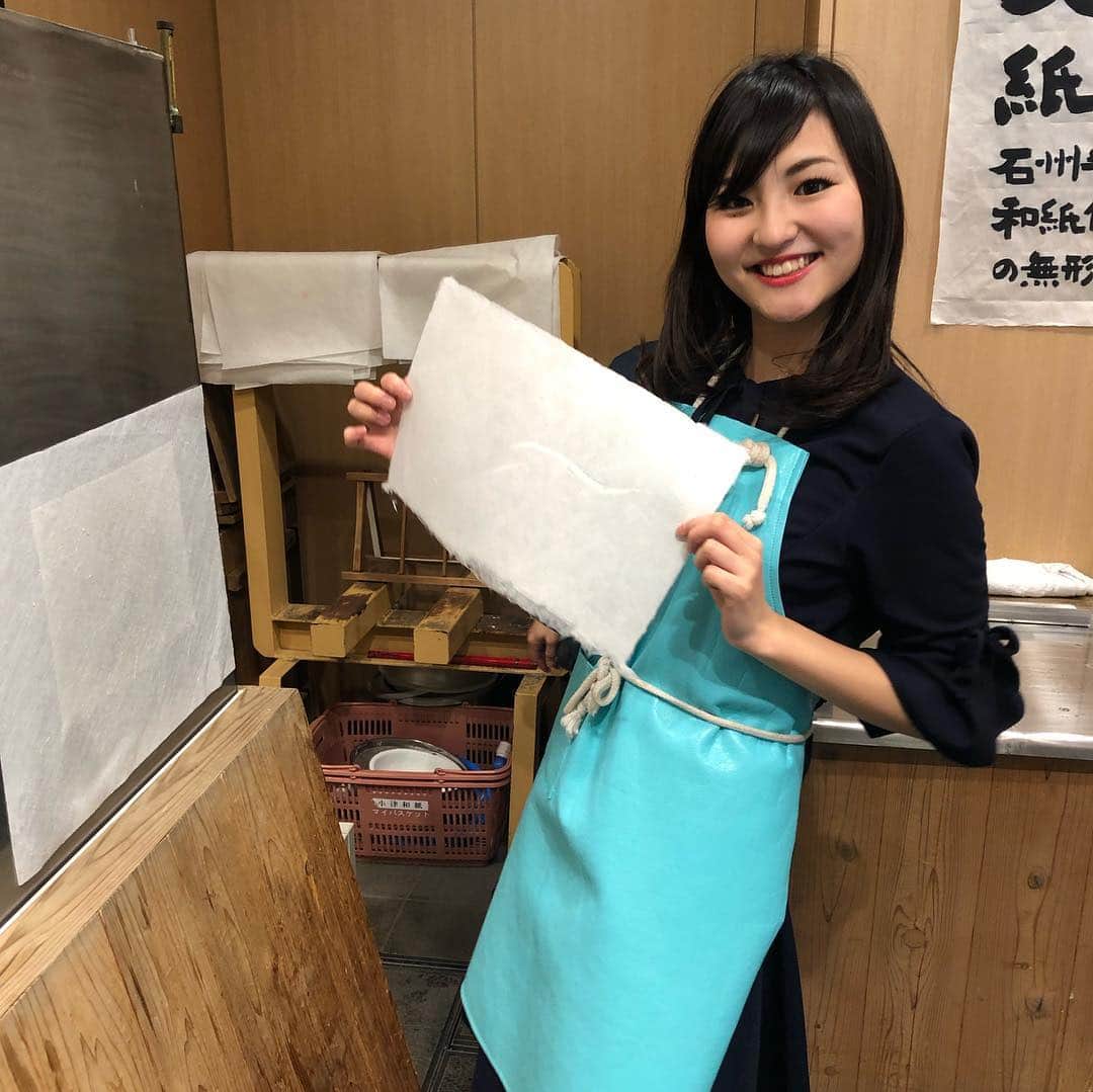 のインスタグラム：「みなさんこんばんは✨ 2019ミス日本酒は愛媛代表 今川あかりです✨第13回ナデシコプログラムでは、小津和紙様にて和紙梳き体験、江戸切子の店 華硝様にて江戸切子作成体験をさせていただきました。  まずはじめに和紙はどのような工程で作られるかを学びました。原料のこうぞから和紙になるまでには、職人の方の丁寧さと技術があってこそのものであり、繊細で一つとして同じ物のない和紙ができるとわかりました。 和紙には約1300年の伝統があり、まさに日本の伝統文化だといえます。 手漉き和紙体験では、高木清様にご指導いただきました。シワが寄ってしまったり、途中で破れてしまったりと、和紙になる水を含んだ原料を上下左右にうまく揺らして一枚の紙にすることが難しかったです。 職人の方は、もっと大きな機械で大きなサイズの和紙を作っています。長年にわたる職人技だからこそ作ることのできるものだと感じました。 私がつくった和紙は、気になっていたシワの部分が波模様に見え、他にはない1枚の和紙を作ることができました。」