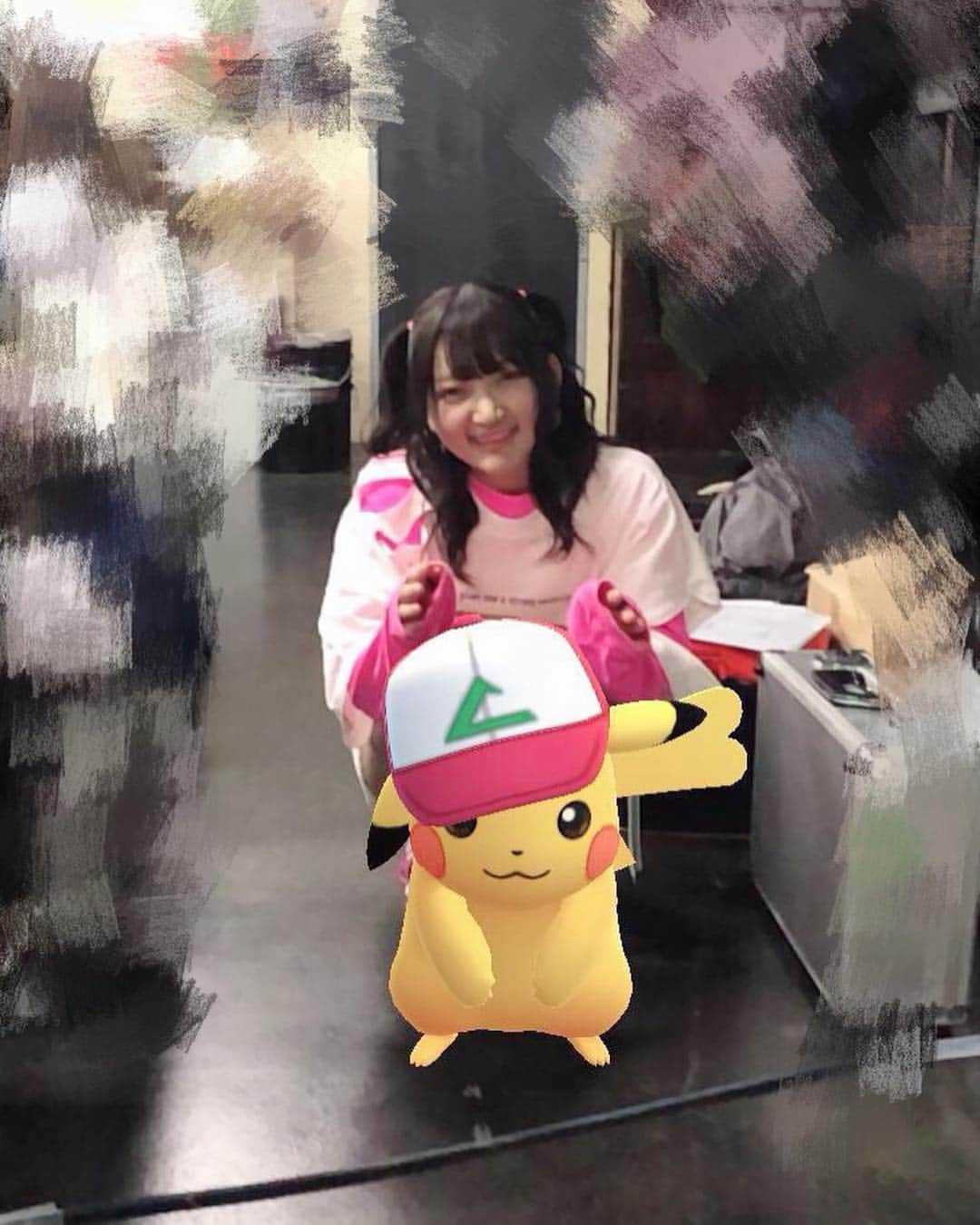 西本りみさんのインスタグラム写真 - (西本りみInstagram)「ポケモンGOやってるスタッフさんが撮ってくださった。 ピカチュウ可愛いよピカチュウピカチュウ。 昔ピカチュウげんきでチュウやってたなー。 これ触れるんじゃねって思って必死に手の位置調節してたらピカチュウさんに怒られましたの図。  #ちなみにポケモンGOはダウンロードした後 #外に出ないといけないことを知り #そっとスマホを閉じました」3月13日 0時51分 - nishimotonfa