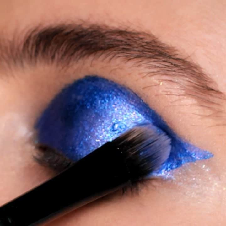 Smashboxのインスタグラム：「Our new Crystalized Always On Liquid Eye Shadow gives you 12-hour wear that won’t crease or smudge. #GetCrystalized⁣⁣ ⠀⠀⠀⠀⠀⠀⠀⠀⠀⁣⁣ What shade do you want to try? ⁣⁣ 💰 Rich Craft (inspired by: Pyrite)⁣⁣ 📿 Bronzite Bruja (inspired by: Bronzite)⁣⁣ 🔥 That’s Fire (inspired by: Fire Opal)⁣⁣ 💥 1-Rhodonite Stand (inspired by: Rhodonite)⁣⁣ 🔮 Dream Prism (inspired by: Aura Amethyst)⁣⁣ 🦋 Mindful AF (inspired by: Lapiz Lazuli)」