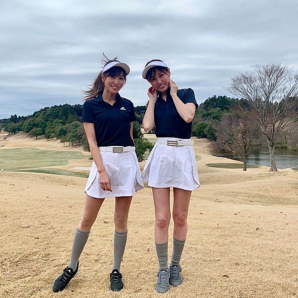 高沢奈苗さんのインスタグラム写真 - (高沢奈苗Instagram)「. みんなで全身 #アディダスコーデ 💛🖤🖤💛 . adidas新商品説明会に参加させて頂きました♡ . 3月1日に発売した「FORGEFIBER BOA」👟✨ . 特殊な糸で縫製し、軽量性、ストレッチ性、通気性を兼ね揃えたニットアッパースパイクレスシューズ★ . 実際試着してハーフラウンドさせてもらったけど、足にフィットして疲れにくいし、機能性が高いのにデザインもカッコ良いって最高😍✨ . ウェアも着心地良くて動きやすかった😃 . . ラウンドは出だし雨だったけど、途中から雨も上がって青空が綺麗😍🌤 . 女子4人でわいわい楽しかった😊💗 . . . #adidas #adidasgolf #アディダスゴルフ #フォージファイバー #糸フィット #ゴルフ女子 #春ゴルフファッション #ゴルフコーデ」3月13日 13時28分 - nanaetakasawa