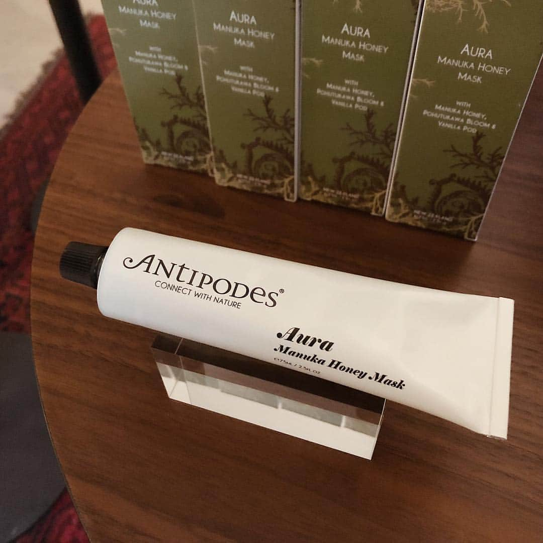 中世古麻衣さんのインスタグラム写真 - (中世古麻衣Instagram)「久々の#ナカセコスメ 紹介コーナー🙌🏽 Antipodes(アンティポディース) @antipodesskincare  3月15日よりコスメキッチンで先行販売される、ニュージーランド発オーガニックスキンケアブランド🇳🇿🍇🌿 .  先日ニュージーランド大使館で行われた、日本初上陸記念発表会にご招待いただき一足お先にお試しさせていただいてるのだけど... . すでに、か な り ハマってる🥺！ 全部すごくいい、どの製品もツボすぎて発表会でも大興奮。笑  ニュージーランドの汚染のないパワフルな大地、澄んだ空気、たっぷりと降り注ぐ太陽。生命力にあふれた植物の恵みが込められた、ナチュラルでピュアなスキンケア製品。. . ✔︎ナチュラルでありながら、研究に基づいたエイジングケアまで叶うスキンケア効果に妥協なし。 ✔︎再生可能なパッケージは、棚にしまうのがもったいないほど洗練されたデザイン。 ✔︎ 蓋を開けた瞬間に驚く、一つ一つ調香師がブレンドした瑞々しい奥行きのある香り。 .  さらにグッときたポイント✍🏼 ✔︎約18ヶ月の研究開発を経て一番効果のあった処方のみを製品化。 敏感肌からトーンアップやシミなどのエイジングケアまで悩みに合わせたラインナップを実現している。 (エビデンス大好き芸人として外せないポイント。ナチュラルなだけじゃいや♡笑) . ✔︎製品ごとに異なるまるで上質なパフュームのような香り。 使用されているエッセンシャルオイルフレグランスは、ニュージーランド在住のフランス人調香師さんによって作られているそう。(無香料の製品もあり) すべてECOCERTオーガニック認証を取得したナチュラルで、持続可能な植物由来のもの。. . ✔︎リサイクル可能なボトルやアルミチューブ、持続可能な森林から作られた再生可能な箱、印刷はベジタブルインクで。 と徹底的なサスティナビリティへの取り組み♻️ バイオグロ オーガニック認証 VegSoc ベジタリアン認証、ヴィーガン認証  3月15日よりコスメキッチン@cosmekitchen WEB STORE 一部店舗にて先行販売！ 取り扱い店舗は全部タグ付けしたよ🤣(＋名古屋ラシック店)  #antipodes #アンティポディース #コスメキッチン #cosmekitchen  #オーガニックスキンケア #オーガニックコスメ  #ナチュラルコスメ #ニュージーランド #スキンケア」3月13日 13時47分 - mainakaseko