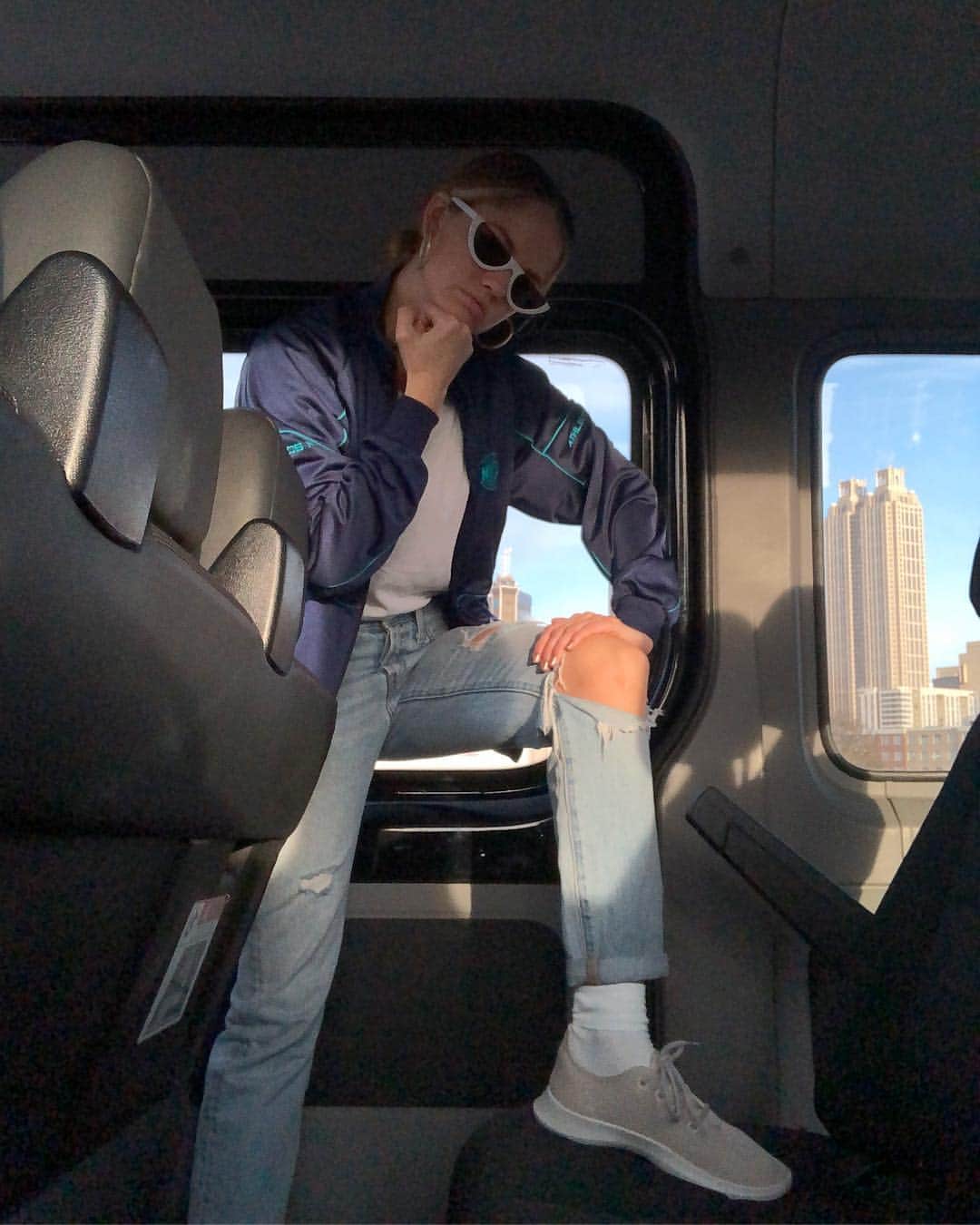 デビー・ライアンのインスタグラム：「not your regular dad, a cool van dad™」