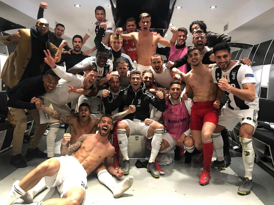 アンドレア・バルツァッリさんのインスタグラム写真 - (アンドレア・バルツァッリInstagram)「Semplicemente unici!!! ⚪️⚫️ #JuveAtleti #FinoAllaFine」3月13日 7時30分 - andreabarzagli15