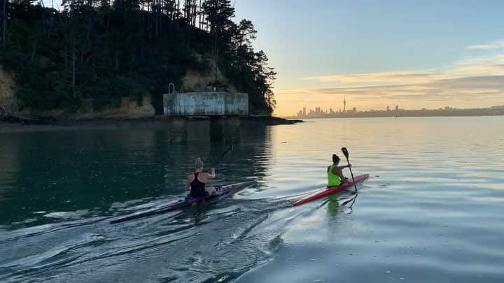 リサ・キャリントンのインスタグラム：「As the sun peeps around the corner, the Sky tower dwarfs Auckland city and the water is calm, a few paddlers are making the most of a glorious morning on the Waitemata Harbour. Days like this lift me. Good company, beautiful conditions and a little adventure. Today isn’t training, today is living.」