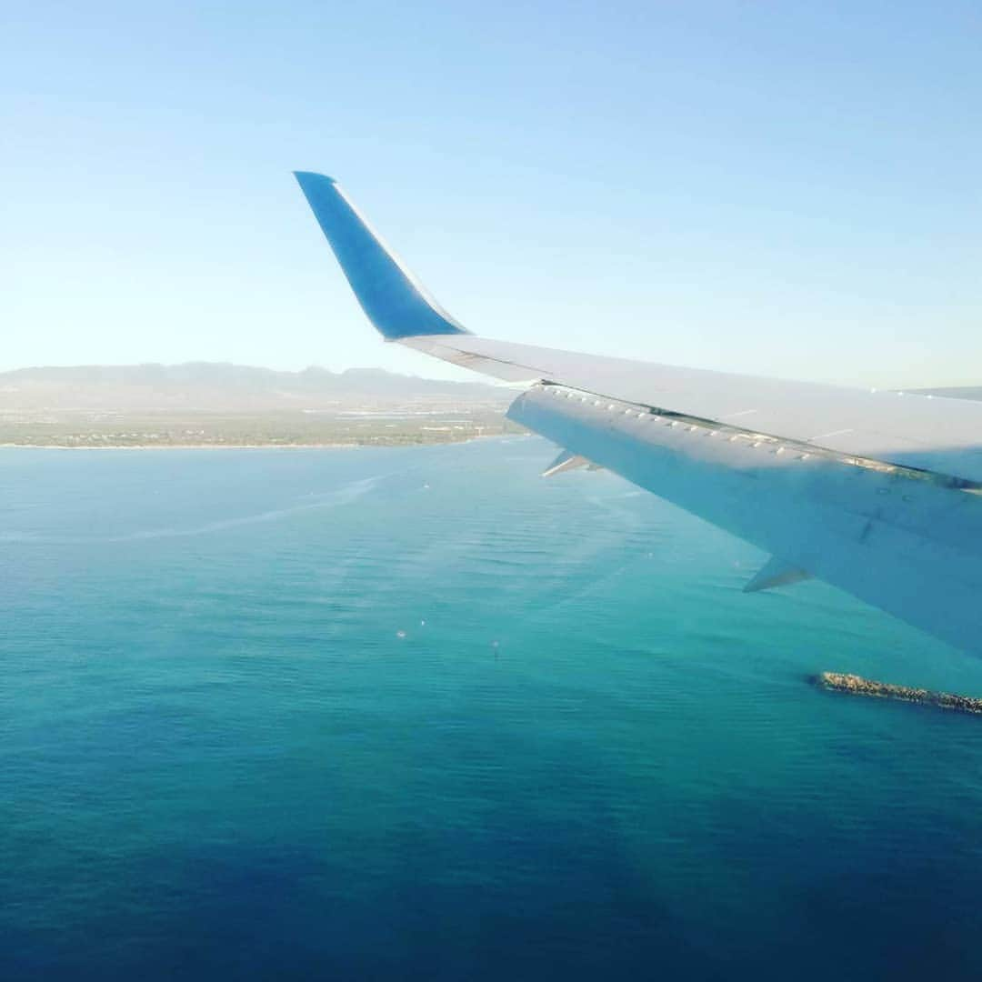 aloaloha-ruiyasutakeさんのインスタグラム写真 - (aloaloha-ruiyasutakeInstagram)「ハワイが空から見える高揚感  ワクワクしながら降り立つ気持ち  本当に本当に身軽にひょいひょい行けるのは何年後かな？  予約の連絡ではないのですが～ハワイに行くので～いろいろ聞きたくて～とご連絡くださるお客様🌺  ご予約も嬉しいですが、そんな連絡もすごく嬉しい❤️ ハワイを感じさせてくれてありがとうございます(^-^) 今日も心はアロハたっぷりで🌺  #ハワイ好き #ロミロミ #ロミロミマッサージ #ロミロミセラピスト  #福岡ハワイ #福岡ロミロミ #福岡マタニティマッサージ #マタニティマッサージスクール福岡  #アロアロハ #博多」3月13日 9時55分 - aloaloha_rui.yasutake