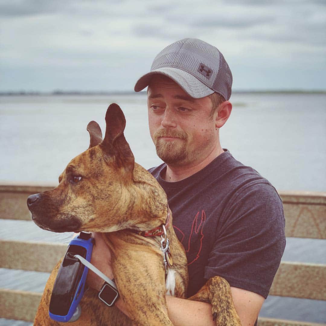 ケイ・パナベイカーのインスタグラム：「My new favorite picture of these 2 that perfectly sums up their relationship - Berger looking at strangers and wondering why they’re not petting her and Tom resigned to this fact.」
