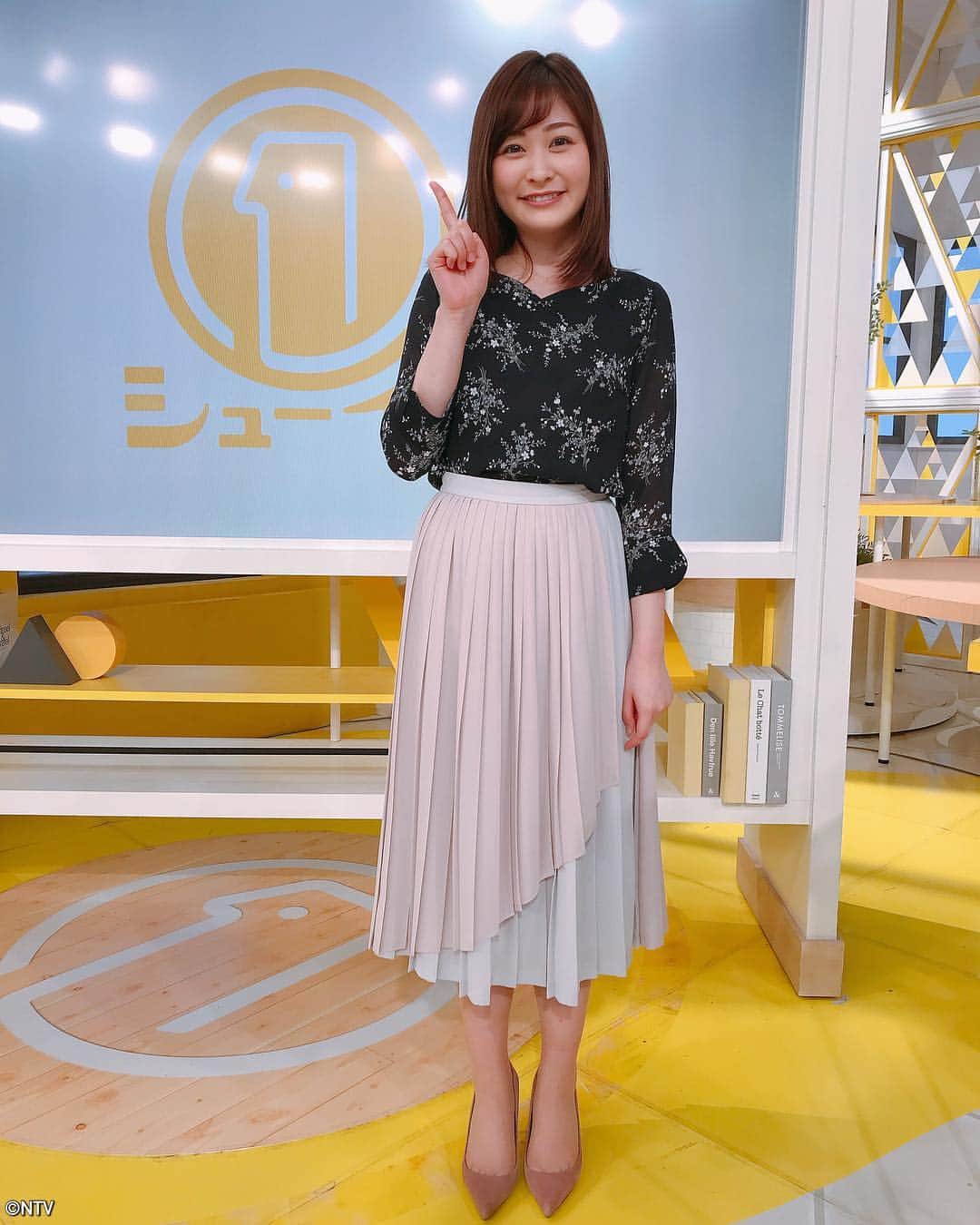のインスタグラム：「. 🌸3月10日 岩田アナのファッションチェック💫  ブラウス&スカート:BE RADIENCE アクセサリー:私物  #岩田絵里奈 #shu1tv#シューイチ」