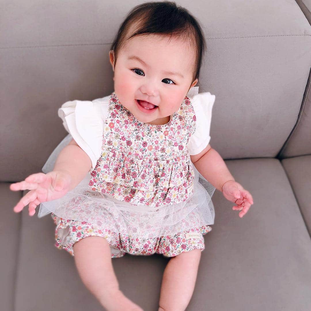 村井美樹さんのインスタグラム写真 - (村井美樹Instagram)「とっても可愛らしいベビー服を @haruulala_japan さんからいただきました😍💕 . スタイ・半袖カットソー・ショートパンツの出産祝い3点セット✨ 後ろ姿もフリフリでかわいい〜！😻 . オーガニックコットンなので、赤ちゃんの肌にも優しいのが嬉しいなぁ。 . 柄は「花たちの祝福」。可憐に咲く花たちのように、いつも笑顔でいられますように、という願いが込められているそう😊💐パッケージもキュート💕 . 半袖タイプなので、これからの季節にとっておきのお洋服としていっぱい着せたいなー😆💕 . #ハルウララ #haruulala #出産祝い #ベビー服」3月13日 11時00分 - miki_murai_