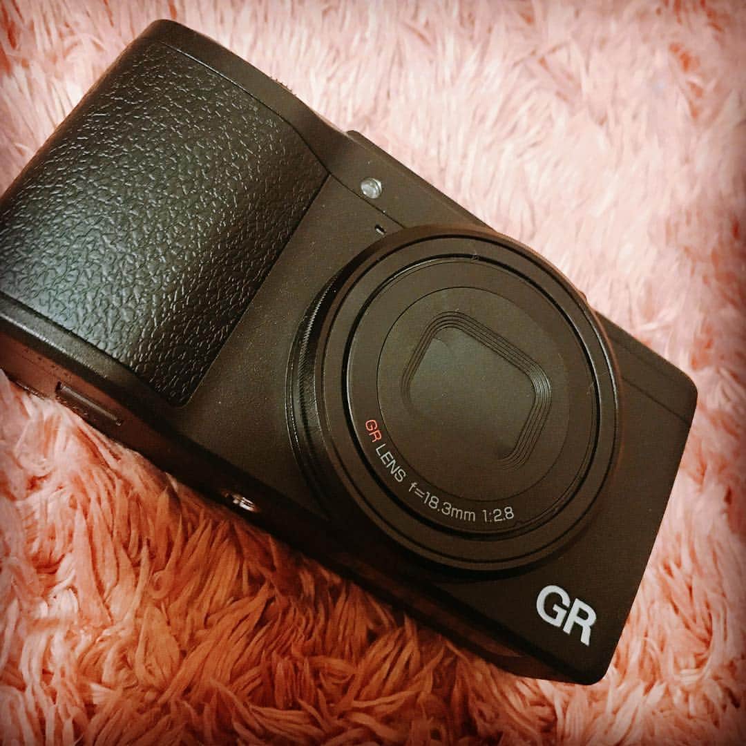 小野麻亜矢さんのインスタグラム写真 - (小野麻亜矢Instagram)「げっとん。  思ったより安くなってなかった、、、 けど、値切ったら、少し安くなった！ 値切ってみるもんだ！  さて、使いこなせるように研究しなきゃ💛  #gr2 #カメラ #カメラ好き#説明書嫌い #値切り」3月13日 11時46分 - ono_maaya