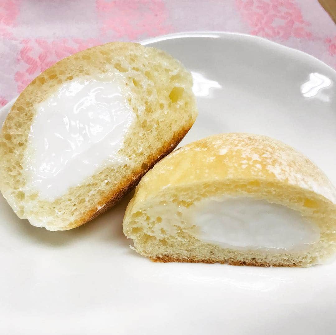松江女子旅さんのインスタグラム写真 - (松江女子旅Instagram)「＼松江で買えるご当地パン②ヨーグルトパン／ : 松江のパン屋には隠れた名物が。それが「ヨーグルトパン」✨ 爽やかなヨーグルトクリームが中に入っており、一口食べるとひんやり冷たいヨーグルトの甘さが口いっぱいに広がります💛これがやみつきになる美味しさ😍 : それぞれのパン屋さんでつくられている「ヨーグルトパン」。各店工夫を凝らしたヨーグルトパンを食べ比べてみるのもいいかも♪ : 写真は「パンェブール」さんのヨーグルトパン。包装がレトロで可愛い♡ : #ヨーグルトパン　#ご当地パン #島根のパン #松江女子旅 #松江　#松江観光　#春休み　#卒業旅行　#島根グルメ」3月13日 11時59分 - matsuejoshitabi