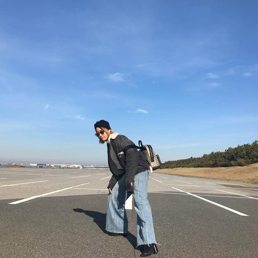 Rihwaさんのインスタグラム写真 - (RihwaInstagram)「Sky is blue. And so your spring is! 💙🌸 The good old days is written Blue-Spring in Japanese.💙 . . 今日の朝は空が青かったね！💙キミの春も青いよね！💙🌸 #Rihwa #blue #sky #bluesky #青春 #bluespring #空 #青空 #写真 #楽しい #抜け感 #広いところ  #ラブ #love」3月13日 11時56分 - rihwa_official