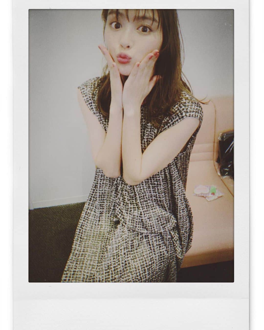高橋有紀さんのインスタグラム写真 - (高橋有紀Instagram)「理央ちゃん収録でした☺︎今日も可愛かったお肌ツヤツヤ♡ 4月4日スタートの理央ちゃん主演のドラマが楽しみすぎるっ🥰 #hairmake  #osakana_yuki  #内田理央」3月13日 22時51分 - osakana_yuki