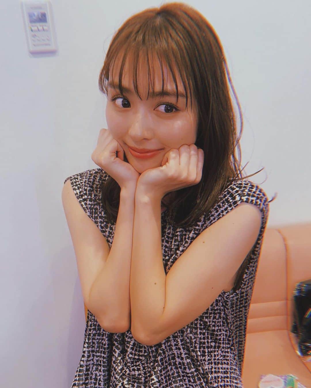 高橋有紀さんのインスタグラム写真 - (高橋有紀Instagram)「理央ちゃん収録でした☺︎今日も可愛かったお肌ツヤツヤ♡ 4月4日スタートの理央ちゃん主演のドラマが楽しみすぎるっ🥰 #hairmake  #osakana_yuki  #内田理央」3月13日 22時51分 - osakana_yuki