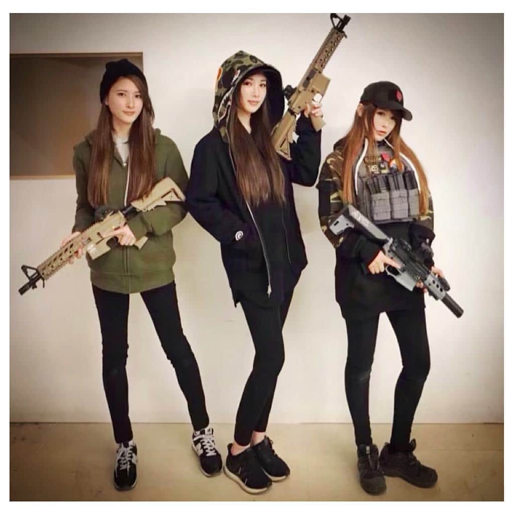 のインスタグラム：「. . 💘TOKYO AIRSOFT GIRLS💘  #TAT (#TOKYOAIRSOFTTEAM )  #タクカジ (タクティカル×カジュアル)コーデ #サバカジ (サバゲー×カジュアル)コーデ #taccasu (tactical× casual) . .  先日\(//∇//)\お休みの日に いつメンのラブちゃん @milk.love.89  初めましてのラブちゃんの妹と3人で . . サバゲーに遊びに行ってきたよんんん●´ω｀● . . 合わせてないのにパーカーに黒のスキニーパンツwww . . こうなったらサバゲーチーム作ろうよってことで笑 TOKYO AIRSOFT TEAM  通称TATっていう サバゲチームをつくろっかって話してる💖笑 . . この日は3人の時間が合わなかったから  2時間だけサクッと遊んできた💖💖💖 . . フィールドによっては2時間コースとか3時間コースの お得な料金のコースもあるんだねっ💟💟💟 . . 仕事が早く終わったらしたらサクッといけるっていいね〜💓 . .  プレキャリはもちろんっ . . 💘Plate Carrier💘 LBX-4020 A2 Plate Carrier(Armatus II ) 💘パーカー💘 ライジングサンタクティカル . . 🖤使用BB弾🖤 . sponsord @bbgallop . . 🖤loadout 🖤 . . sponsord @risingsuntactical . . . 💜ぴっちょりーなの装備💜@risingsuntactical . . @lbx.tactical  @lbx.milsim  @lbtinc .  @lbtinc  @lbx.milsim  @lbx.tactical  @eg_usa  @smokegrenades  @eg_airsoft  @always_outnumbered_llc  @1legion_superfly  @knotgood.co  @americanmilsim  @tactical_hostyle @whoshotfirstllc .. . 🖤🖤🖤🖤PICCIOLINA☆SCHEDULE🖤🖤🖤🖤🖤 . . . . . . 🛵ゲスト出演🛵 ★イベント★バイクイベント 大阪モーターサイクルショー FLAGSHIPブース 3月15(金)16(土)@インテックス大阪 . . 🔫モデル出演🔫 ★イベント★ military &サバゲー用品即売会 ビクトリーショー @risingsuntactical & @bbgallop ブース 3月31日(日) @浅草 (東京都立産業貿易センター) . . 🔫ゲスト出演🔫サバイバルゲームイベント ★イベント★コンバットマガジン取材 4月7日(日) @ FRONT LINE BATTLE FIELD 熊本 . . 🔫ゲスト出演🔫 サバイバルゲームイベント ★イベント★ギャロップ祭 4月21日(日) @survivalgamefield_queen 千葉県 . . 🛵ゲスト出演🛵 ★イベント★ 9月15(日)@福島 comingsoon . . . . . 🖤🖤🖤🖤🖤🖤🖤🖤🖤🖤🖤🖤🖤🖤🖤🖤🖤 🖤 .#スカー #SCAR #glock .  #airsofter#airsofters#airsoftgun#airsoftguns#ぴっちょりーな #piccholina #airguns#airgun#airsofterphoto#airsofting#airsoftwar#airsoftworld#airsoftjapan#airsoftgirl#girlswithguns#doairsoft#airsoft#サバゲー#サバゲー女子#銃#ミリタリー#military」
