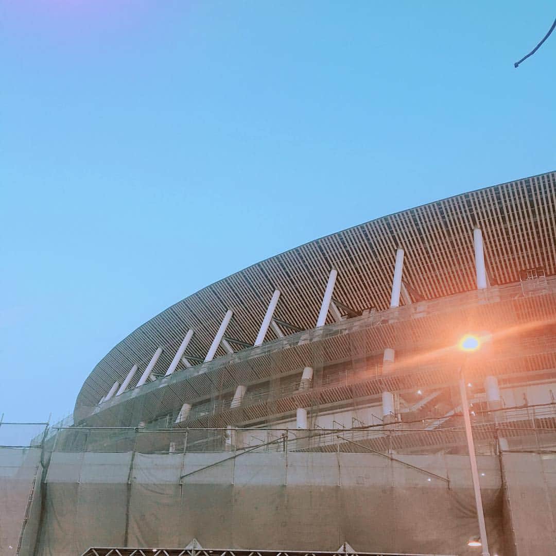 鎌田梢のインスタグラム：「久々に来たら、とんでもない#巨大建造物 できてた…すごいすごいと聞いてはいたが、人間すごい。 #国立競技場建設中」
