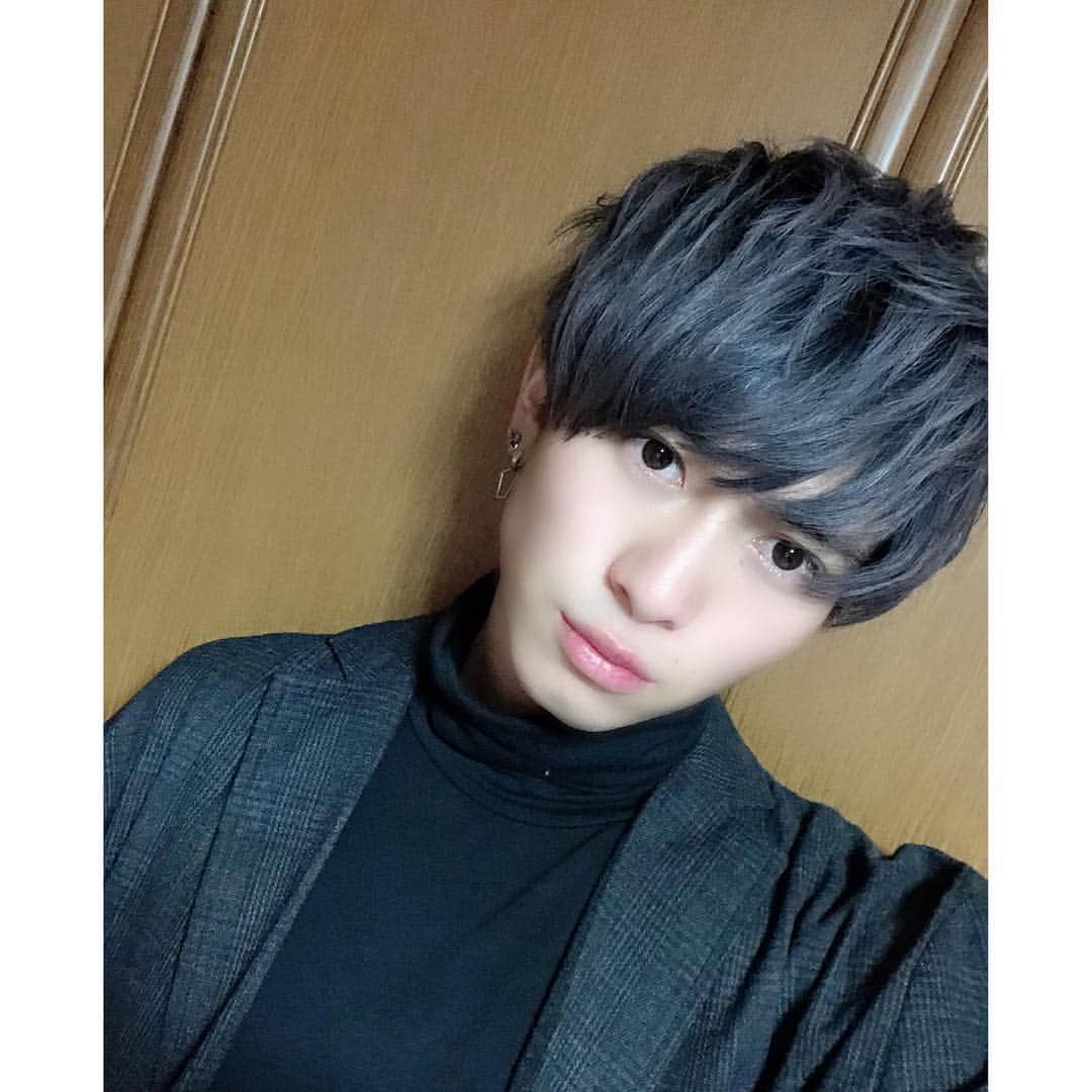 岡田鷹斗のインスタグラム：「今日は美容室 「WARREN・TRICOMI 」さんで カット・カラー・トリートメント してきました。 ・ ・ @riku_funayama 高校の先輩の腕は ピカイチです。いつも本当にありがとうございます♪ ・ ・ 今回はグレージュアッシュにしていただきました。 そして、前から使わせて頂いてる KERASTASE CHRONOLOGISTEのshampoo REFLECTIONのコンディショナーを購入しました☆  最高級に最高品質。 間違えなく髪の概念を越えてくる。  #omotesando #butterfly #salon #worrentricomi  #NEVAGIVEUP #DANCEVOCAL #IDOL #MEN #REDHARE #FASHION #LOVEME #PHOTO  #ネバギブ #ダンスボーカル #アイドル #イケメン #服装 #フォローしてね #写真  #美容室 #グレーアッシュ #岡田鷹斗」