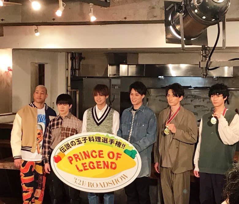 GINGERさんのインスタグラム写真 - (GINGERInstagram)「今度は「王子」がキッチンで大渋滞😍💓 . 3/21公開「PRINCE OF LEGEND」に出演の、片寄涼太さん、佐野玲於さん、関口メンディーさん、鈴木伸之さん、町田啓太さん、そして清原翔さんが、#ホワイトデー に彼女に作ってあげたいオムライス対決で、No.1 料理王子対決が行われました🍳‼️ . 6人の王子たちが2人×3チームに分かれて、腕を振るいました👍✨ #gingermagazine  #princeoflegend  #片寄涼太 #佐野玲於 #関口メンディー #鈴木伸之 #町田啓太 #清原翔 #generationsfromexiletribe  #劇団exile  #王子が大渋滞 #ginger #ジンジャー #gingerweb」3月13日 16時40分 - ginger_magazine