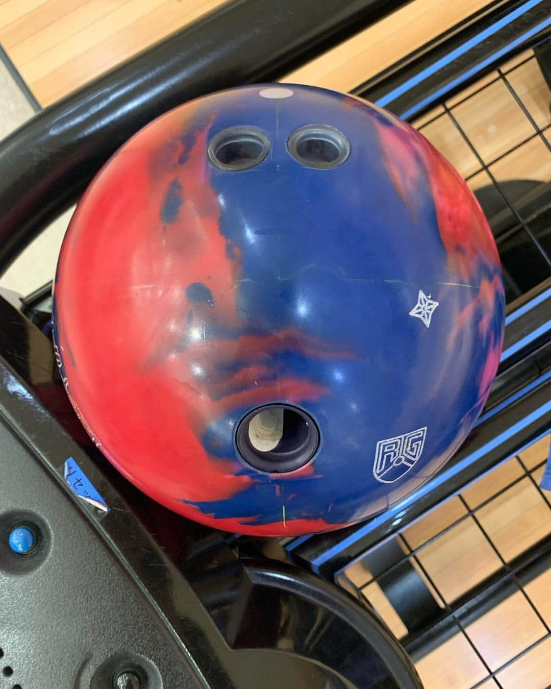 安藤瞳さんのインスタグラム写真 - (安藤瞳Instagram)「プロディファイアントを投球しました✨🎳 レイアウトは5×41/2×3です！  オイルに非常に強く、キャリーダウンも感じないほどに、強い曲がりに驚きました‼️ 右に向けたら抜けそうな場面でも全く抜ける心配なく安心してなげられます✨ しかも、終わりも感じずらい動きでピンアクションも抜群です😆  #ロトグリップ #ハイスポーツ社  #プロディファイアント #ピンアクション最高 #キャリーダウンにも負けない #東名ボール」3月13日 17時35分 - hitomiandoh