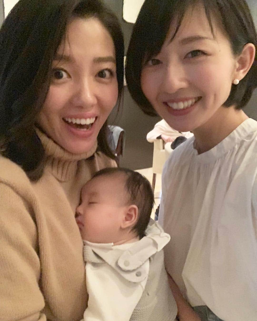 のインスタグラム：「先日、仕事の合間に第二子を出産したばかりの友達に会えました🥰 ママの代わりに抱っこさせてもらったら、なんと！私の腕の中で寝ちゃった！！！！！😭️💕️💕️💕 こんな幸せな気持ちないよね、ってくらい、天使の寝顔から幸せを吸収しまくりました。👼 束の間の、ほっこり時間をありがとう🤤💕 * #お兄ちゃんの時もたくさん抱っこしたのよ #今やイケメンやんちゃボーイに成長 #いつの間にかこんなに大きくなって  #おばさんは嬉しいよ #大好きなかぞく #美人ママ」