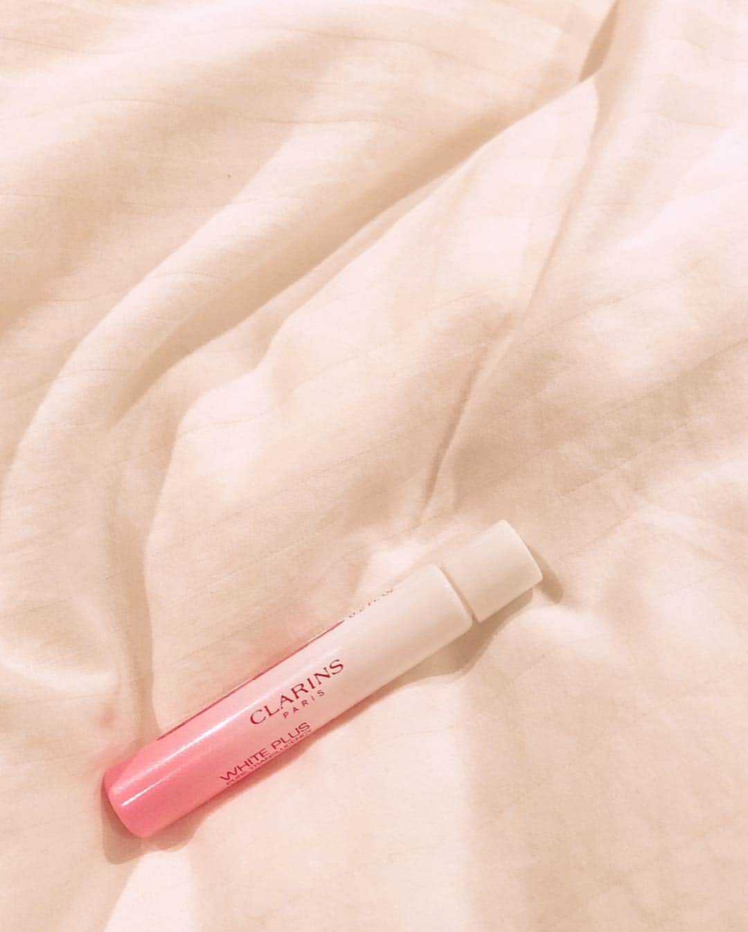 小川ひとみさんのインスタグラム写真 - (小川ひとみInstagram)「気になっていたシミに‥ クラランスの美白美容液を使い始めました💐 ホワイト-プラス ブライトロールオン （医薬部外品） 簡単にヌリヌリ、 気になる部分に直接ロールオンできる💕 寝る前にゴロゴロしながら塗ってる☺️ 小さくて持ち運びやすいから お化粧直しの時にも使える優れもの✨ クラランスは日焼け止めや、 オイルも愛用してます💗 @clarinsjp  #クラランス #ホワイトプラスブライトロールオン #美白 #美白ケア #シミケア #美白美容液 #美白スティック #PR」3月13日 18時09分 - hitomy220