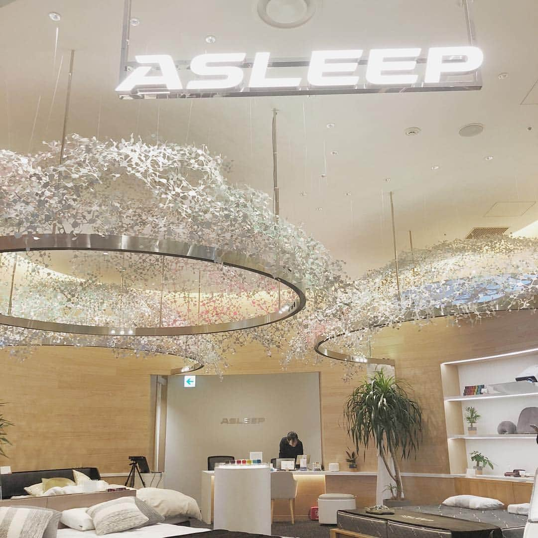 COCON AOYAMA｜ASLEEPコンセプトショップのインスタグラム：「. 癒しの空間で自分に合ったマット選びしませんか？💖﻿ 三つ折になってコンパクトに収納可能な敷き布団。 ﻿ フレーム不要なので使い方自由！ ﻿ 新生活に新しいお布団にしませんか？ ﻿ COCON AOYAMAにて販売中！ ﻿ ﻿ "質の高い眠り"を追求するASLEEP（アスリープ）のコンセプトショップCOCON AOYAMA﻿ ﻿ 自分に最適なマットレスが3分でわかる「姿勢診断システム」体験を実施中 ﻿ . ﻿ . ﻿ ▶アスリープの詳細はプロフィール（@cocon_asleep ）のリンクから😄🌷 ﻿ . ﻿ . ﻿ ﻿ #coconaoyama #アスリープ #アイシンベッド #ベッドメイキング #マットレス #ベッド #寝室 #AOビル #青山 #表参道 #インテリア #インテリアコーディネート #ひとり暮らしインテリア #模様替え #ホワイトインテリア  #新たな出会い #春 #お布団大好き #癒しの空間 #店舗 #インスタ映え #空間デザイン #お布団」