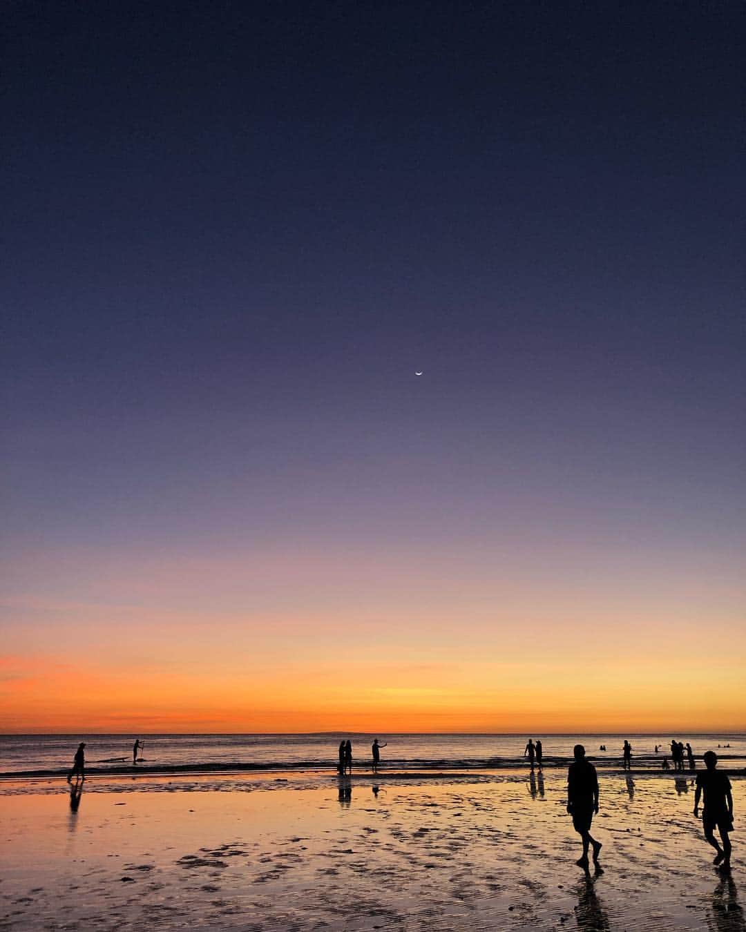 水野佐彩さんのインスタグラム写真 - (水野佐彩Instagram)「・ 🌙🌙🌙🌙🌙🌙🌙 三日月と海とムラサキの空💜 あまりにも美しくて ずっとみんなで眺めてたよ。 カメラロールは半分以上がサンセットの写真🤳🏽🌺 スワイプしてね 夜が更けていくよ🌙🐚💕 #もっと楽しいフィリピン #flytomorefun  #フィリピンファンセール #cebtravelsquadjapan  #ボラカイ島 #boracay  #ホワイトビーチ #whitebeach #サンセット #sunset @mottotanoshii.philippines @cebupacificair  @tpbphl」3月13日 18時27分 - saaya_mizuno