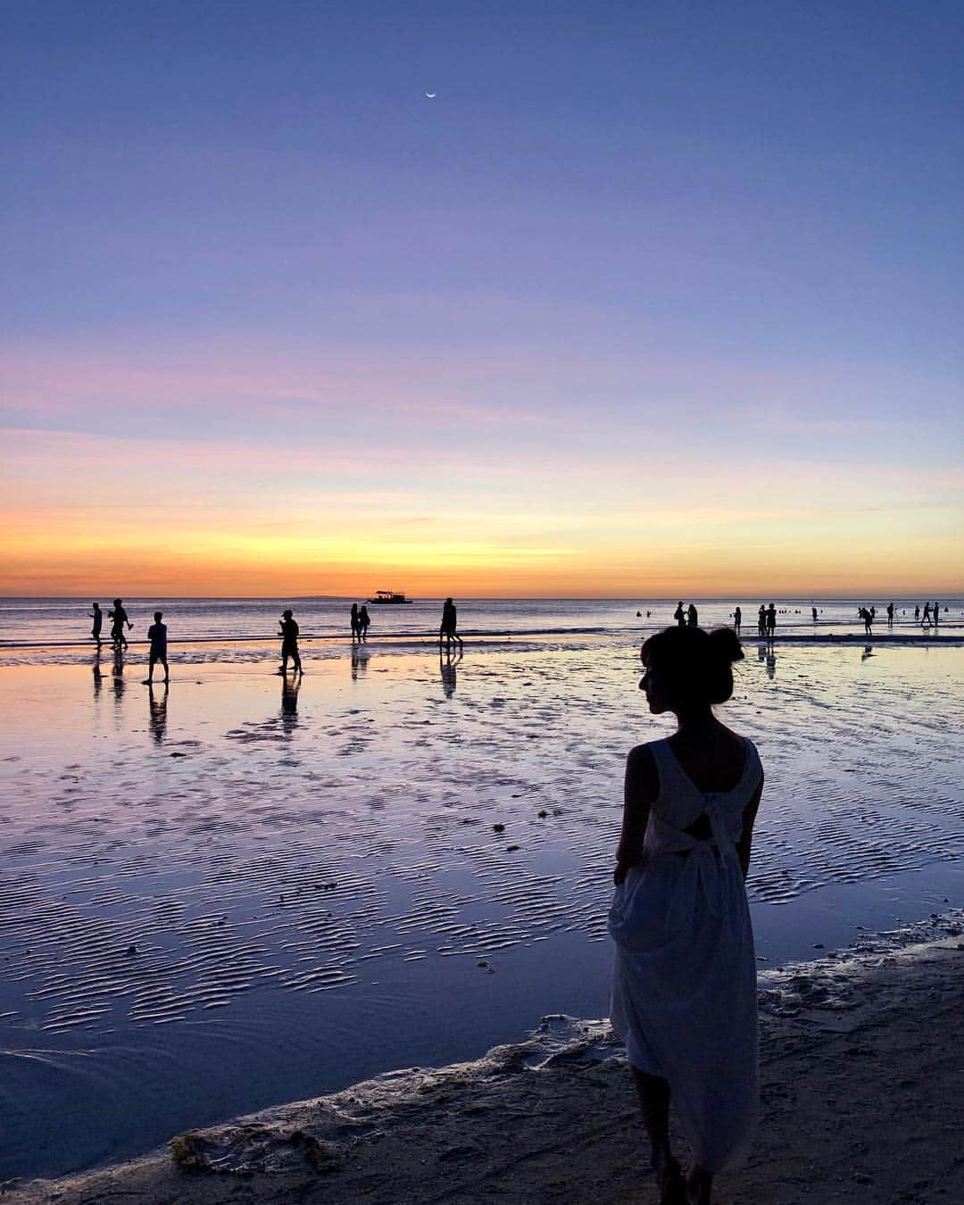 のインスタグラム：「・ 🌙🌙🌙🌙🌙🌙🌙 三日月と海とムラサキの空💜 あまりにも美しくて ずっとみんなで眺めてたよ。 カメラロールは半分以上がサンセットの写真🤳🏽🌺 スワイプしてね 夜が更けていくよ🌙🐚💕 #もっと楽しいフィリピン #flytomorefun  #フィリピンファンセール #cebtravelsquadjapan  #ボラカイ島 #boracay  #ホワイトビーチ #whitebeach #サンセット #sunset @mottotanoshii.philippines @cebupacificair  @tpbphl」