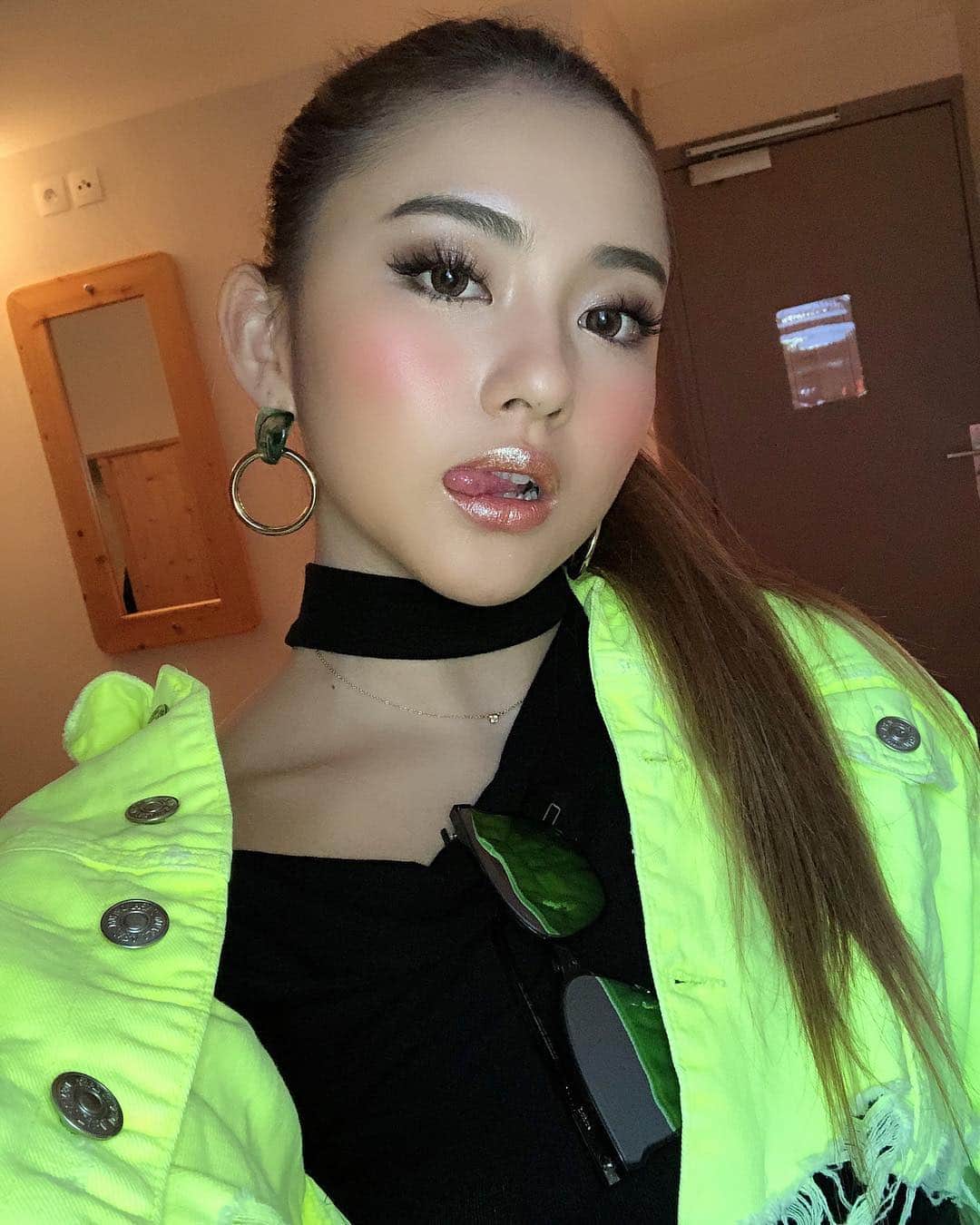 のインスタグラム：「昨日から初めてのフランス🇫🇷💚 東京の家を出発してから24時間かけて目的地に到着という、久々の超大移動..✈️🚌🏔🌈 撮影がんばるぞー‼︎❤︎ #selfie #me #France #japanesegirl #me #makeup #shooting #cjd_karen #work #撮影 #valmuer #gardenbyvalmuer #valmuertravelcamp」