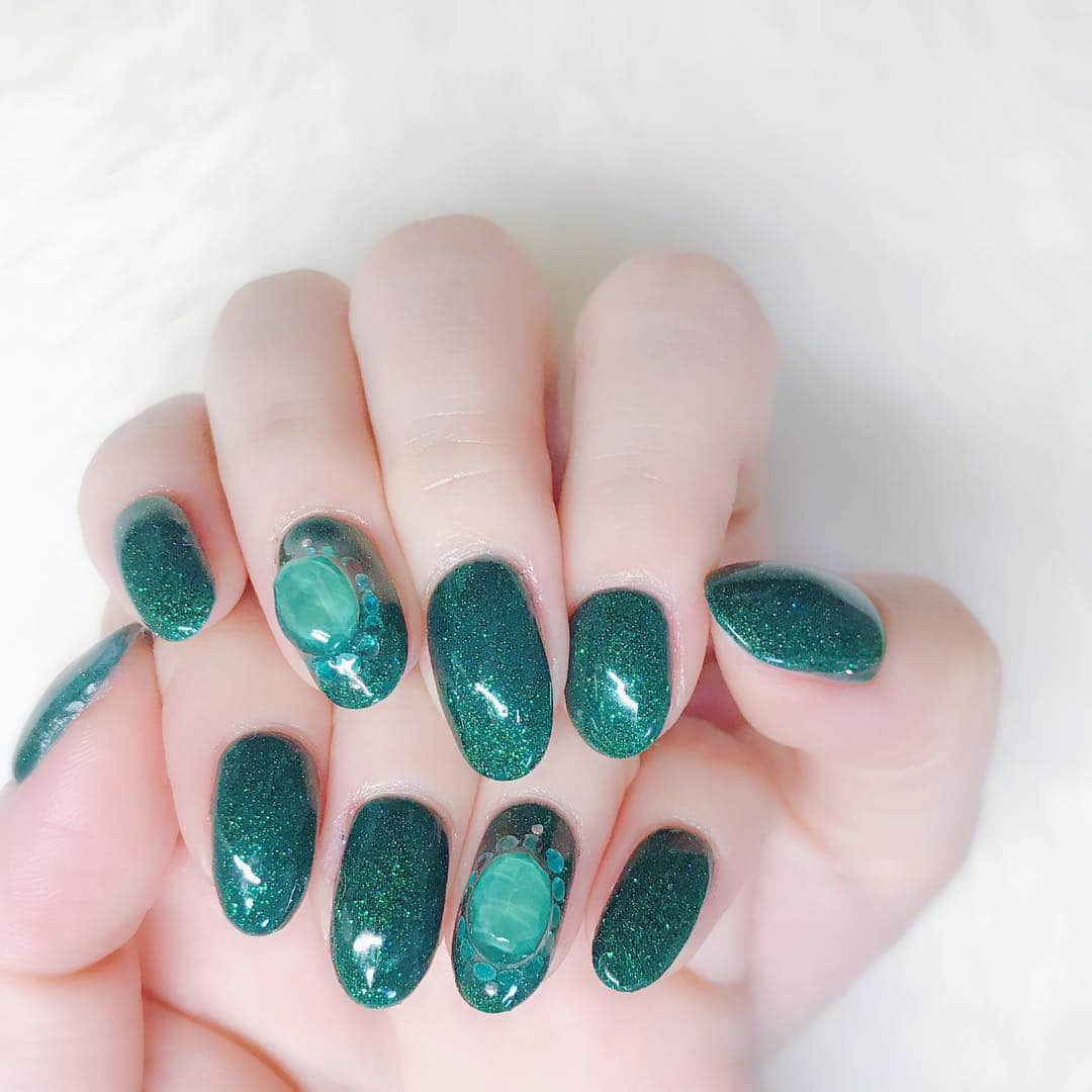 なかやまちえこさんのインスタグラム写真 - (なかやまちえこInstagram)「Dark Green🌙 #nail #nails #nailart #ネイル #美甲 #ネイルアート  #clou #nagel #ongle #ongles #unghia #japanesenailart #manucure #네일 #젤네일 #네일아트 #네일리스트 #japanesenails #manicurist #gelnails #footnails #フットネイル #ペディキュア #pedicure #グリッターネイル #glitternails #greennails #きゃりー ちゃん」3月14日 0時14分 - chiekonakayama