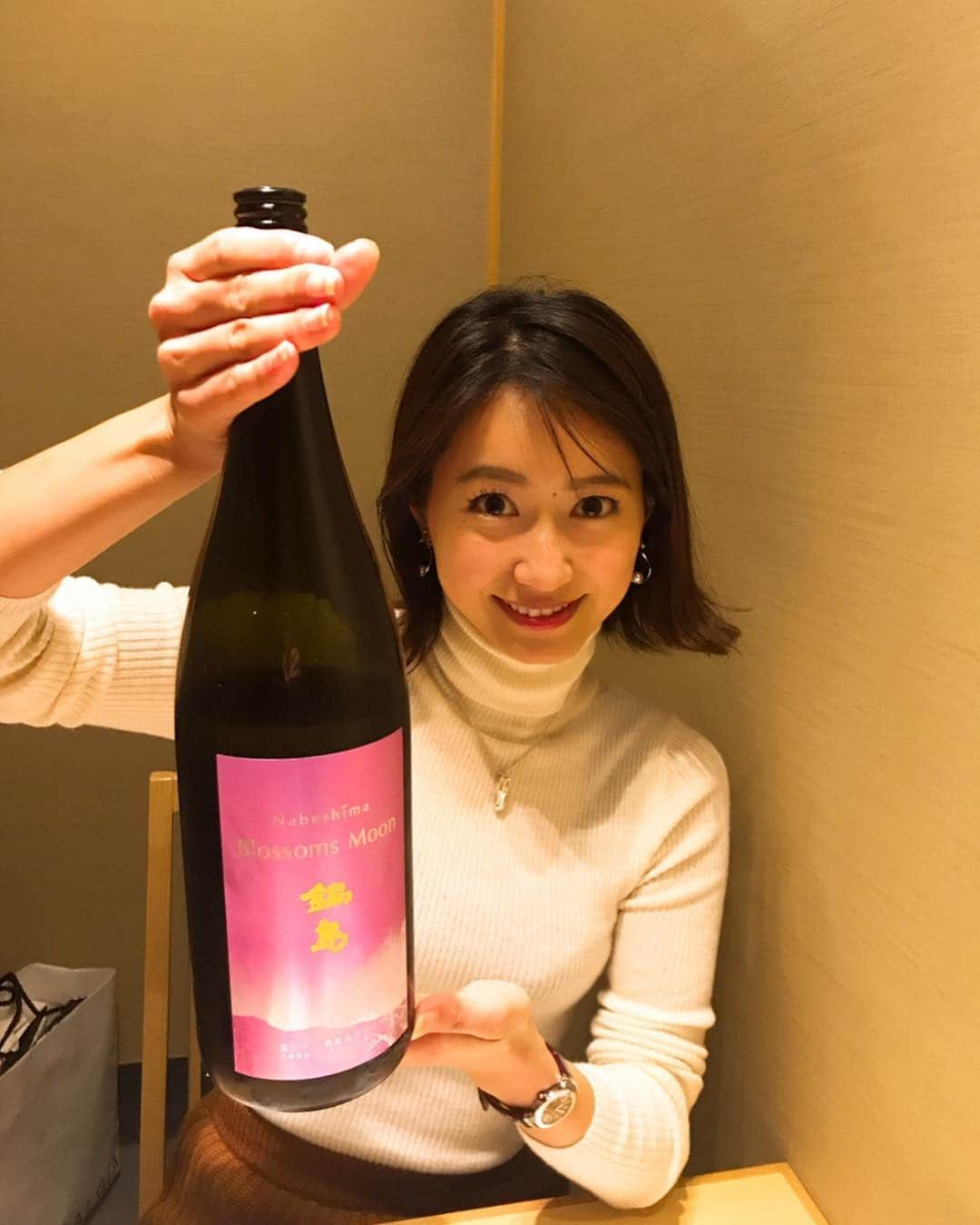 吉川亜樹さんのインスタグラム写真 - (吉川亜樹Instagram)「【人気！佐賀の銘酒『鍋島』春の限定酒🍶】 純米吟醸 Blossoms Moon ブロッサムムーン ラベルも桜バージョン🌸 ストロベリーの様な果実を思わせる香り🍓 優しい口当たりでお米の旨味を感じながらキレのある後味！ 冷酒にして ワイングラスに注いで さらに香りを楽しみたいですね❤️ #日本酒#日本酒学講師 #唎酒師#日本酒女子 #日本酒好きな人と繋がりたい #佐賀#鍋島#ブロッサムムーン#純米吟醸#限定酒#春#冷酒#吉川亜樹#sake」3月14日 0時11分 - yoshikawa_aki