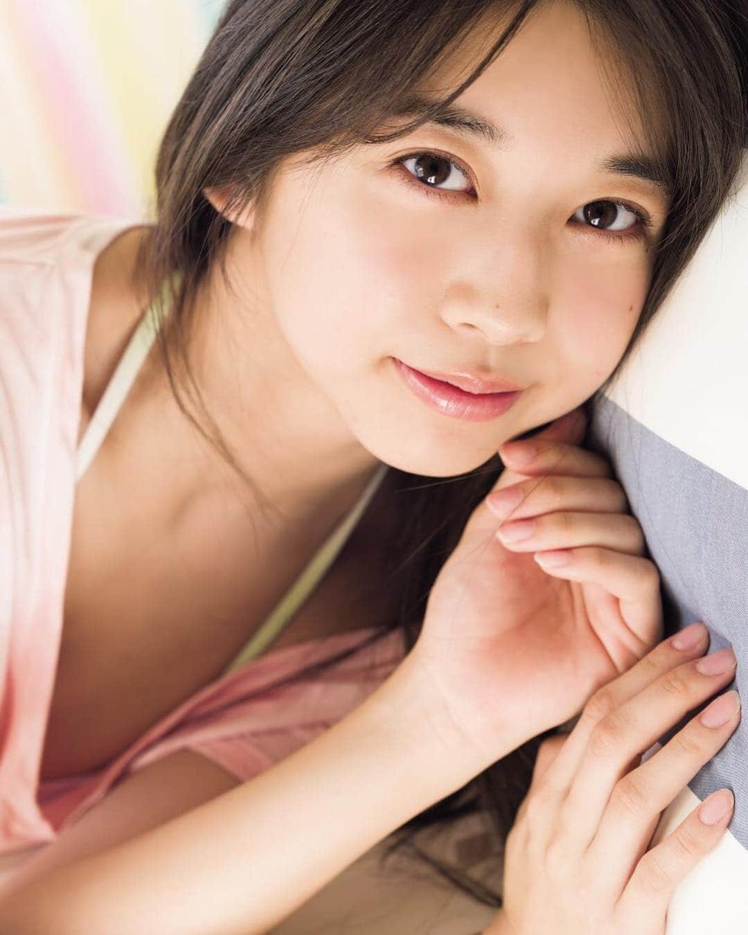 週刊少年マガジンのインスタグラム：「3月13日発売の「週刊少年マガジン」15号に #牧野真莉愛 さんが登場！﻿ ﻿ 3月20日に20年の軌跡を詰め込んだベストアルバム『ベスト！ モーニング娘。20th Anniversary』を発売する #モーニング娘。`19から、グラビアでも存在感を発揮し続ける牧野真莉愛さんが週マガに再登場！ 今年、18歳を迎えた彼女の成長を見逃すな！﻿ ﻿ 撮影／Takeo Dec.﻿ スタイリング／melon﻿ ヘアメイク／住本彩﻿ デザイン／坂上和也(banjo)﻿」