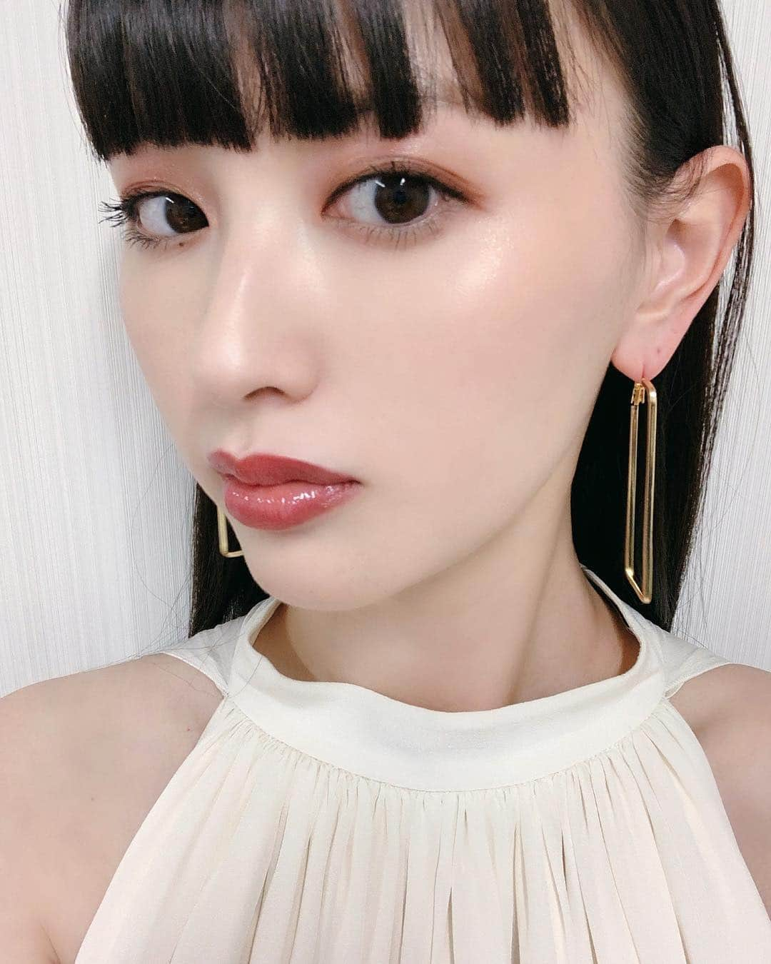 鈴木えみさんのインスタグラム写真 - (鈴木えみInstagram)「デジタルテクノロジーを駆使した美容の祭典「GINZA BEAUTY TECH EXPO～美容の未来に旅をする～」が銀座三越 7階催事会場にて本日から3月18日まで開催‼️ 見たことない最新美容機器が集合しております🤩 本日プレス向けのプレビューと、朝日光輝さんとのトークセッションに参加させていただきました。 ヘアメイクは美舟さん。ツヤピカ肌にしてくれました🥰 使用コスメは発表前のアイテムが含まれているため、解禁になったら美舟さんがインスタにアップしてくれますので気になる方は @mifune2014 をチェックしてね⚠️ 「未来の美容」を、ぜひ体験しに行ってみてください✨」3月13日 19時07分 - emisuzuki_official