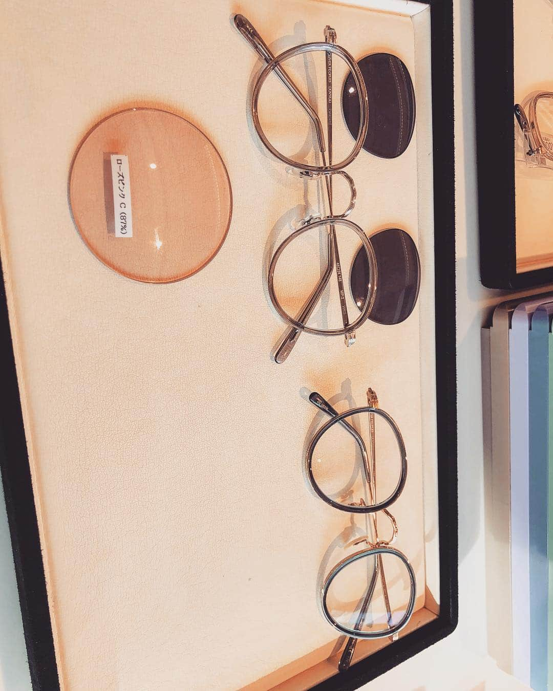 重盛さと美さんのインスタグラム写真 - (重盛さと美Instagram)「#oliverpeoples 好きです。 とくに、MP2 ♡ レンズの色をピンクにしました🌸 #3000円ちょっとでできた お洋服は #snidel のセットアップです。」3月13日 19時44分 - satomi_shigemori