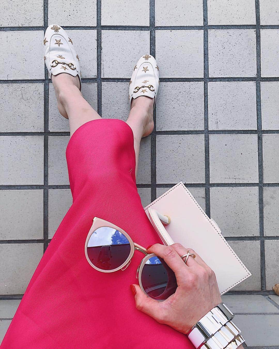翁安芸さんのインスタグラム写真 - (翁安芸Instagram)「春の陽気な水曜日。明るい色を着たくて、思い切ってピンクに💓 このニットは、とっても暖かくこれ一枚でも日中暑いくらいでした。 大好きなロックTには、クラシックな雰囲気の小物の組み合わせが好きです🥳💗 #akiweng #翁安芸 #outfit #tshirt #pink #blamink #staud #publicbeacon #gucci #tokyo」3月13日 19時44分 - akinyc