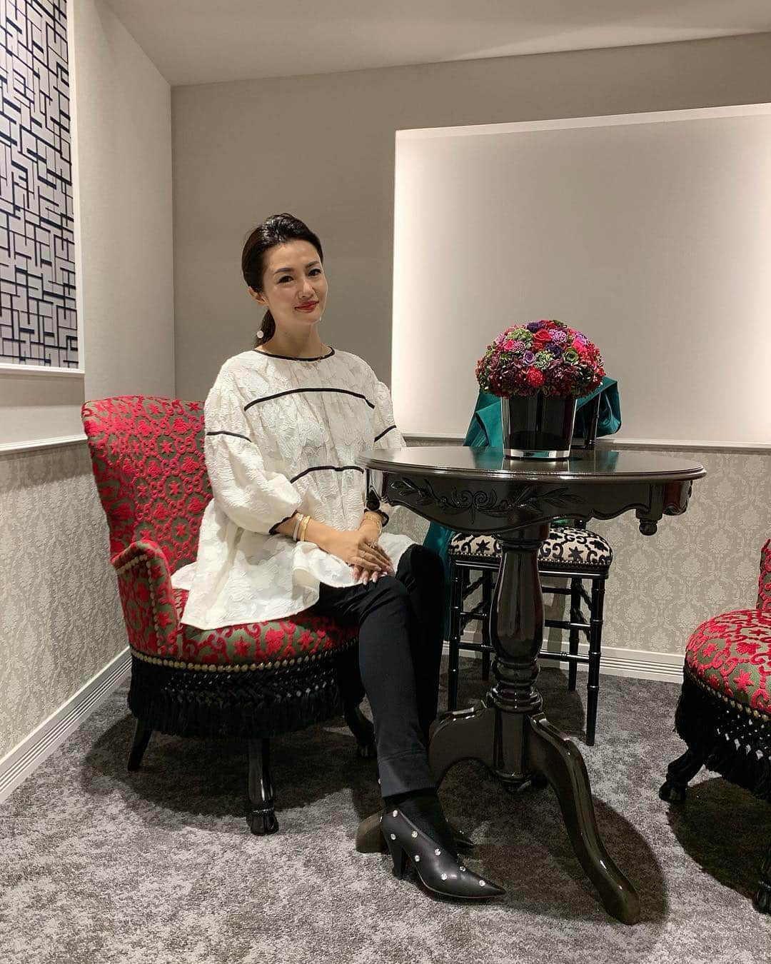 福王寺彩野さんのインスタグラム写真 - (福王寺彩野Instagram)「とってもお気に入りの新作ペタルパールピアス🌸💕 @ahkah_official  花びらのような形をしたパールのピアスに18金のチェーンで何にでも合う😍 価格も3万円代なのでプレゼントやホワイトデーのギフトにもおすすめです💝 . . 写真は @tokyo_hills_clinic の新しいお部屋で👉GUCCIの椅子が可愛かった✨ 月イチでピーリング、レーザートーニング、美肌トリートメントを欠かさずしています💆‍♀️つるぴかになって肌荒れもしなくなるので本当におすすめ💖 . #AHKAH #jewelry #ahkahflowers #アーカー #ジュエリー #新作 #ピアス #パール」3月13日 20時07分 - ayano_fukuoji