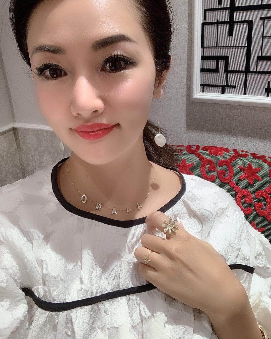 福王寺彩野さんのインスタグラム写真 - (福王寺彩野Instagram)「とってもお気に入りの新作ペタルパールピアス🌸💕 @ahkah_official  花びらのような形をしたパールのピアスに18金のチェーンで何にでも合う😍 価格も3万円代なのでプレゼントやホワイトデーのギフトにもおすすめです💝 . . 写真は @tokyo_hills_clinic の新しいお部屋で👉GUCCIの椅子が可愛かった✨ 月イチでピーリング、レーザートーニング、美肌トリートメントを欠かさずしています💆‍♀️つるぴかになって肌荒れもしなくなるので本当におすすめ💖 . #AHKAH #jewelry #ahkahflowers #アーカー #ジュエリー #新作 #ピアス #パール」3月13日 20時07分 - ayano_fukuoji