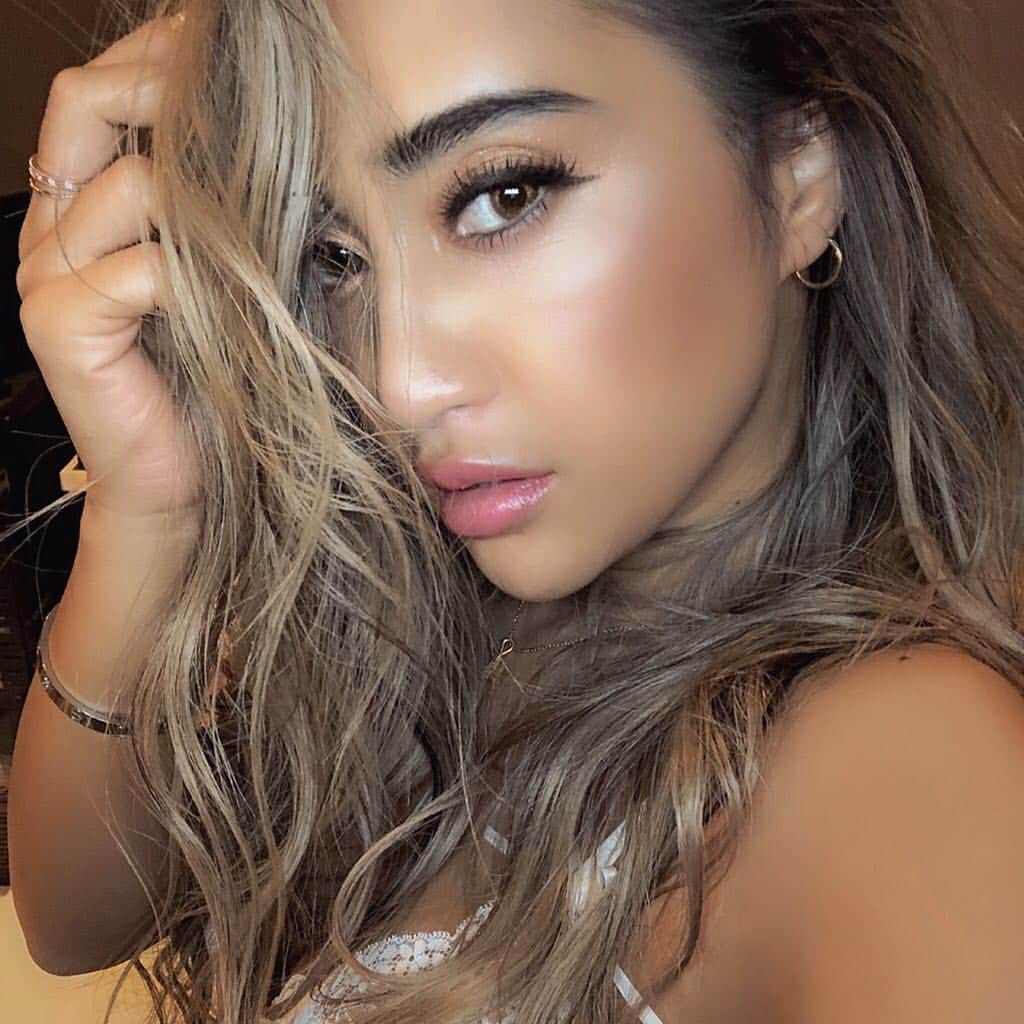 のインスタグラム：「マユゲが私的に上手く書けたっ💜って日はあがる←単純w けど、周りからみると眉毛濃いらしいw 私は濃いのが好み😂❤️ #makeup #make #beauty #eyebrows #メイク  #眉毛」