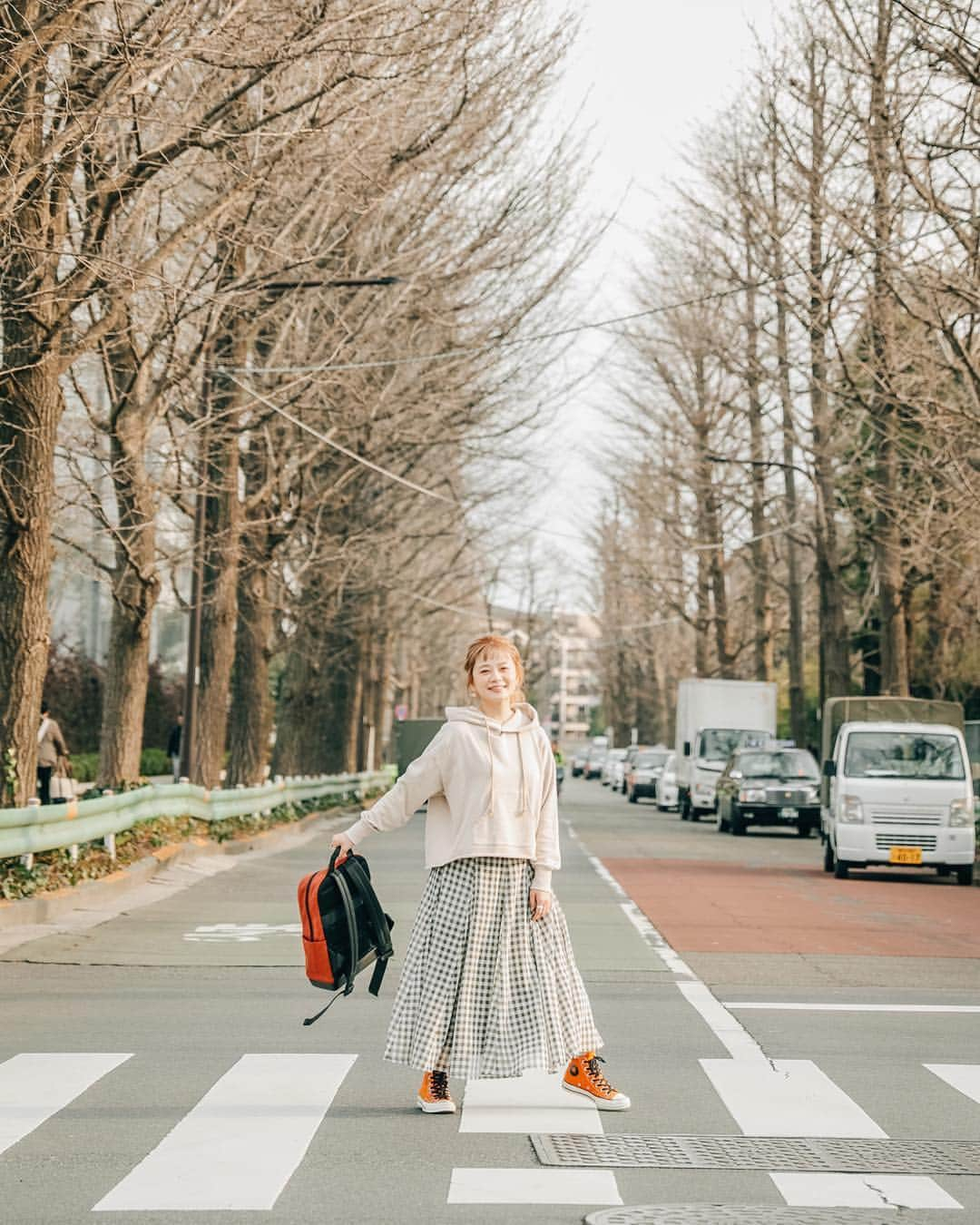 高山直子さんのインスタグラム写真 - (高山直子Instagram)「旅行好きのみなさまー✈️🧡 あのノートで有名なモレスキンからバックパックが出てるの知ってますか？😳 今回TABILABOさんの、タイアップインタビューに登場させていただき、わたしも初めて知りました🤭✨ 軽くてシンプルで使い心地よくて、普段にも旅の相棒にもぴったり！ ストーリーに記事貼っとくのでぜひ読んでみてー😉 この素敵な撮影も楽しかったー✨ あぁぁぁぁ旅行したい。。🤤🛫 ・ #世界中をひとっとび #旅行好き#アクティブ #TABILABO #モレスキン #Moleskine #WearEverYouAre #PR」3月13日 20時15分 - nao_70koro